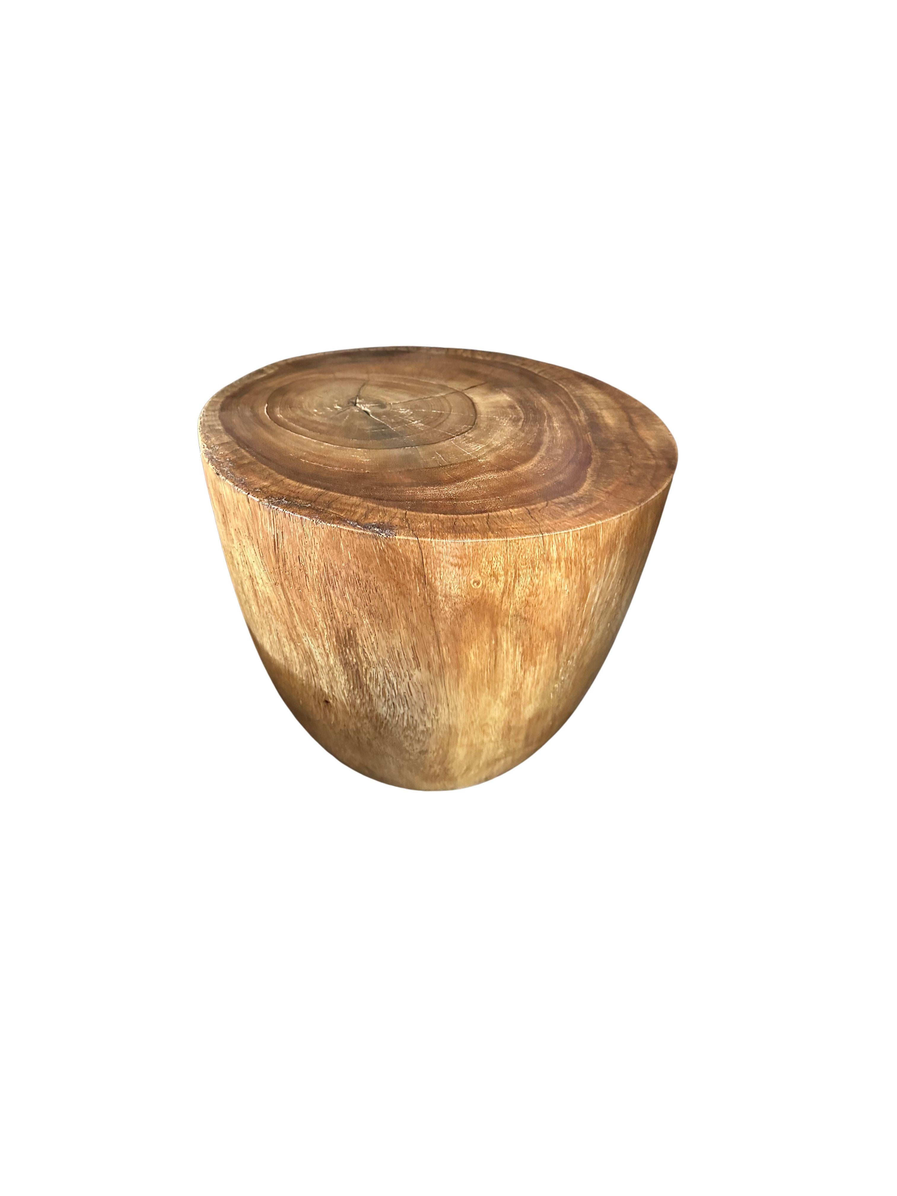 Indonésien Table d'appoint sculpturale en bois de poirier massif, finition naturelle en vente