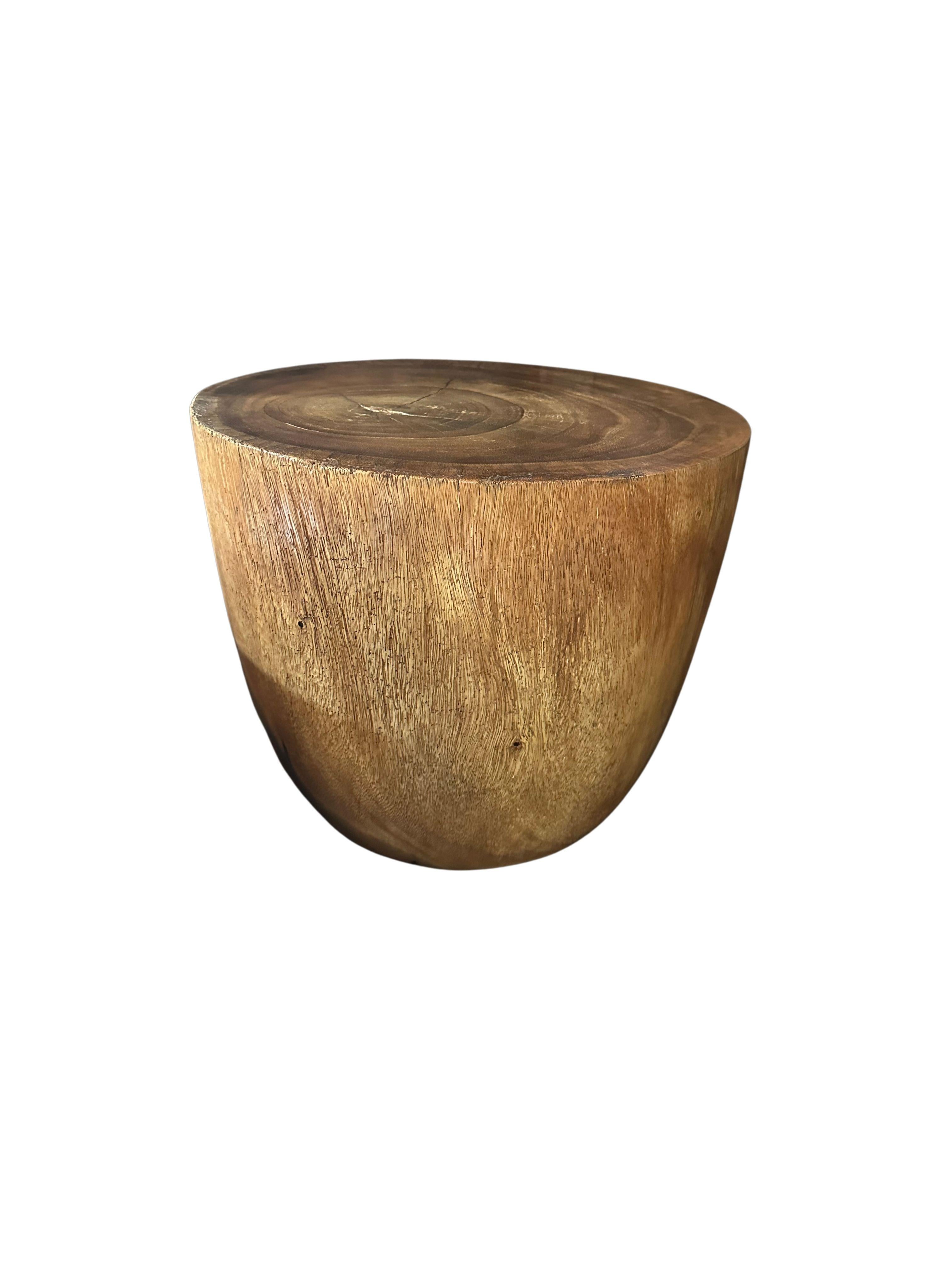 Fait main Table d'appoint sculpturale en bois de poirier massif, finition naturelle en vente