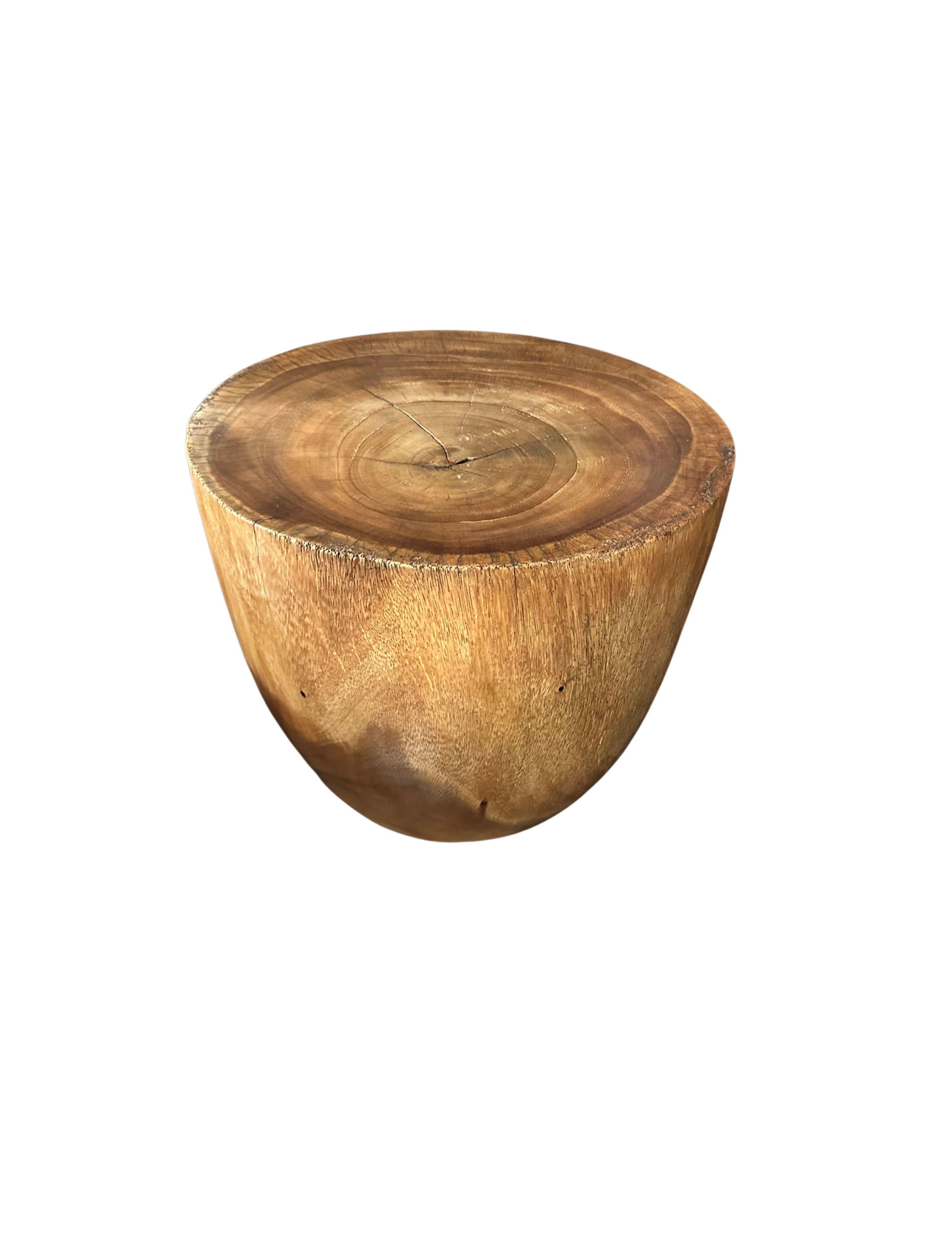 Table d'appoint sculpturale en bois de poirier massif, finition naturelle Neuf - En vente à Jimbaran, Bali