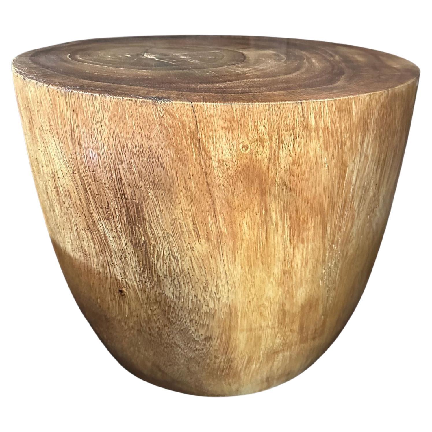 Tavolino scultoreo in legno massiccio di suar, finitura Nature