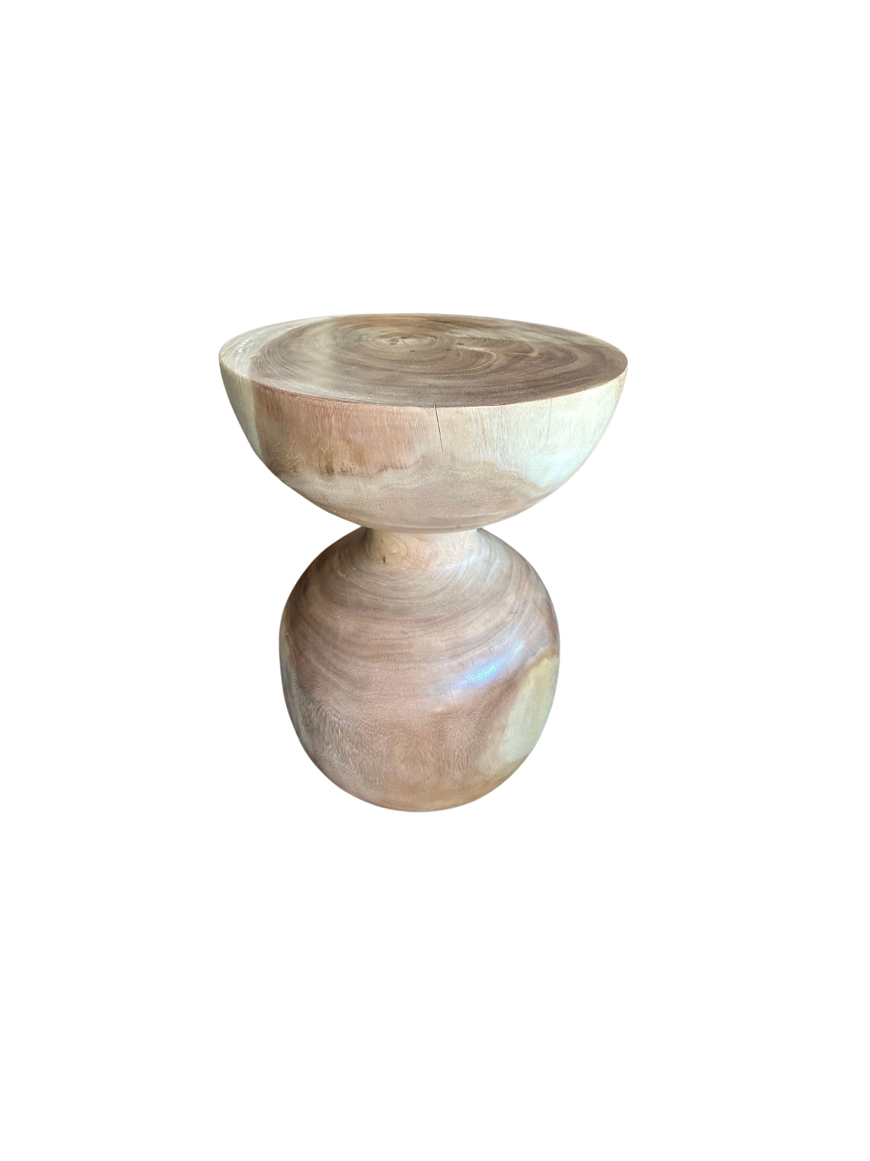 Mesa auxiliar escultórica Madera maciza de suar, acabado natural Moderno orgánico en venta