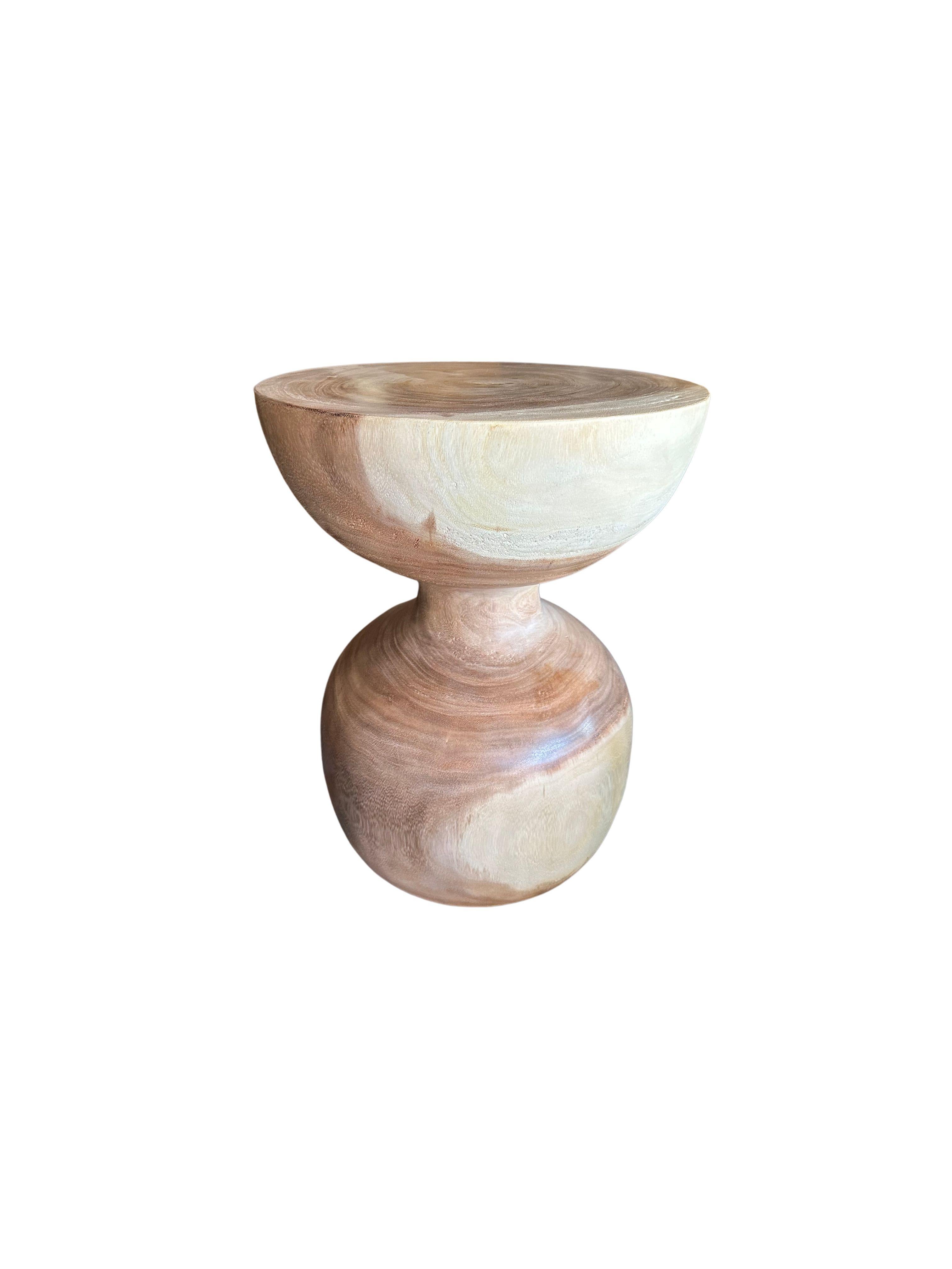 Mesa auxiliar escultórica Madera maciza de suar, acabado natural Indonesio en venta