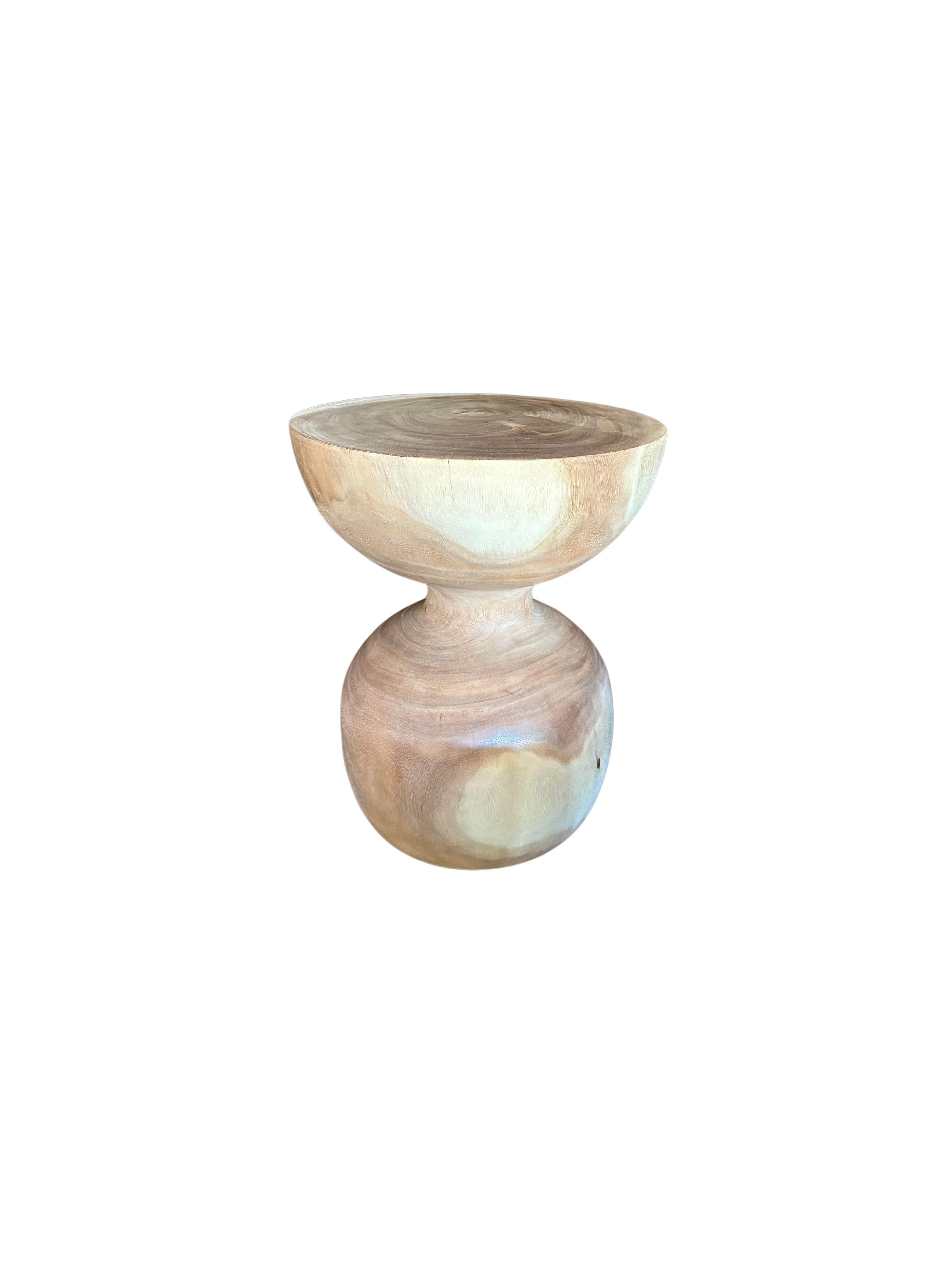 Mesa auxiliar escultórica Madera maciza de suar, acabado natural Hecho a mano en venta