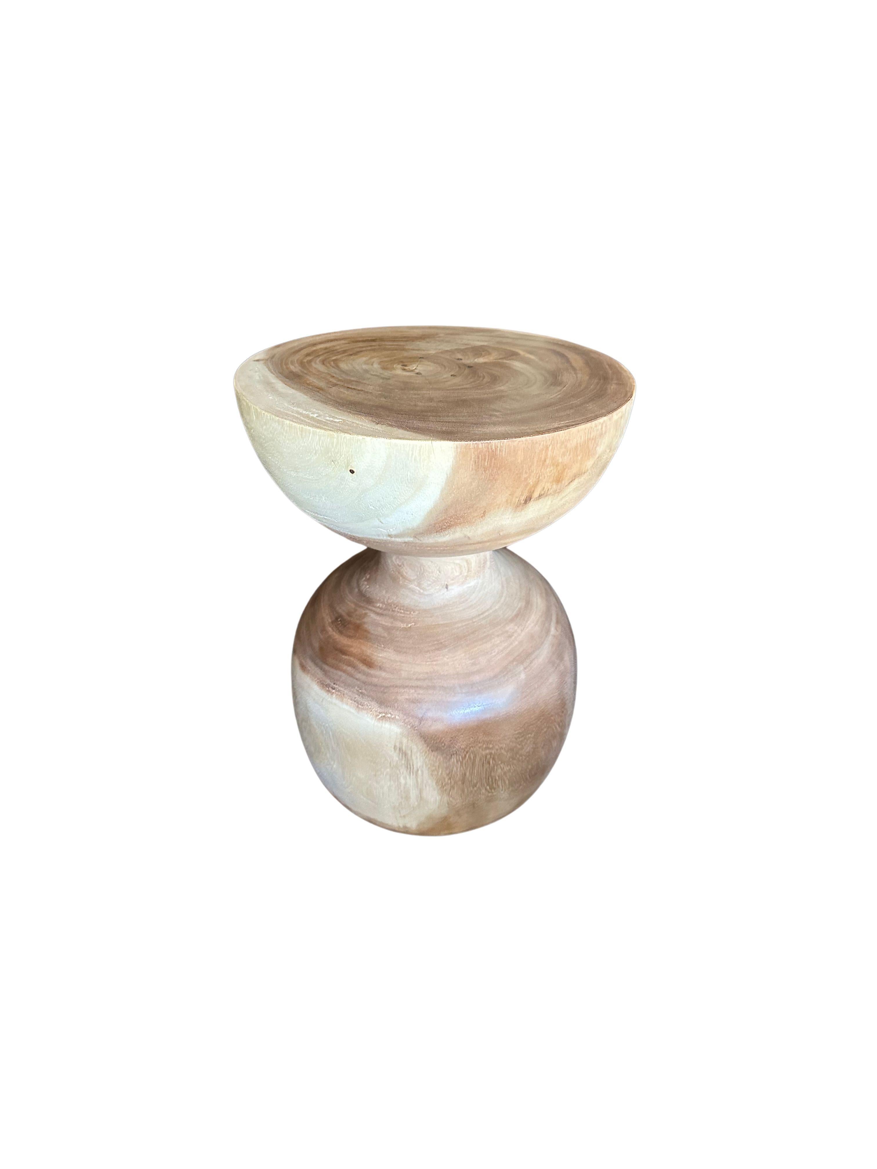 Mesa auxiliar escultórica Madera maciza de suar, acabado natural en Nuevo estado para la venta en Jimbaran, Bali