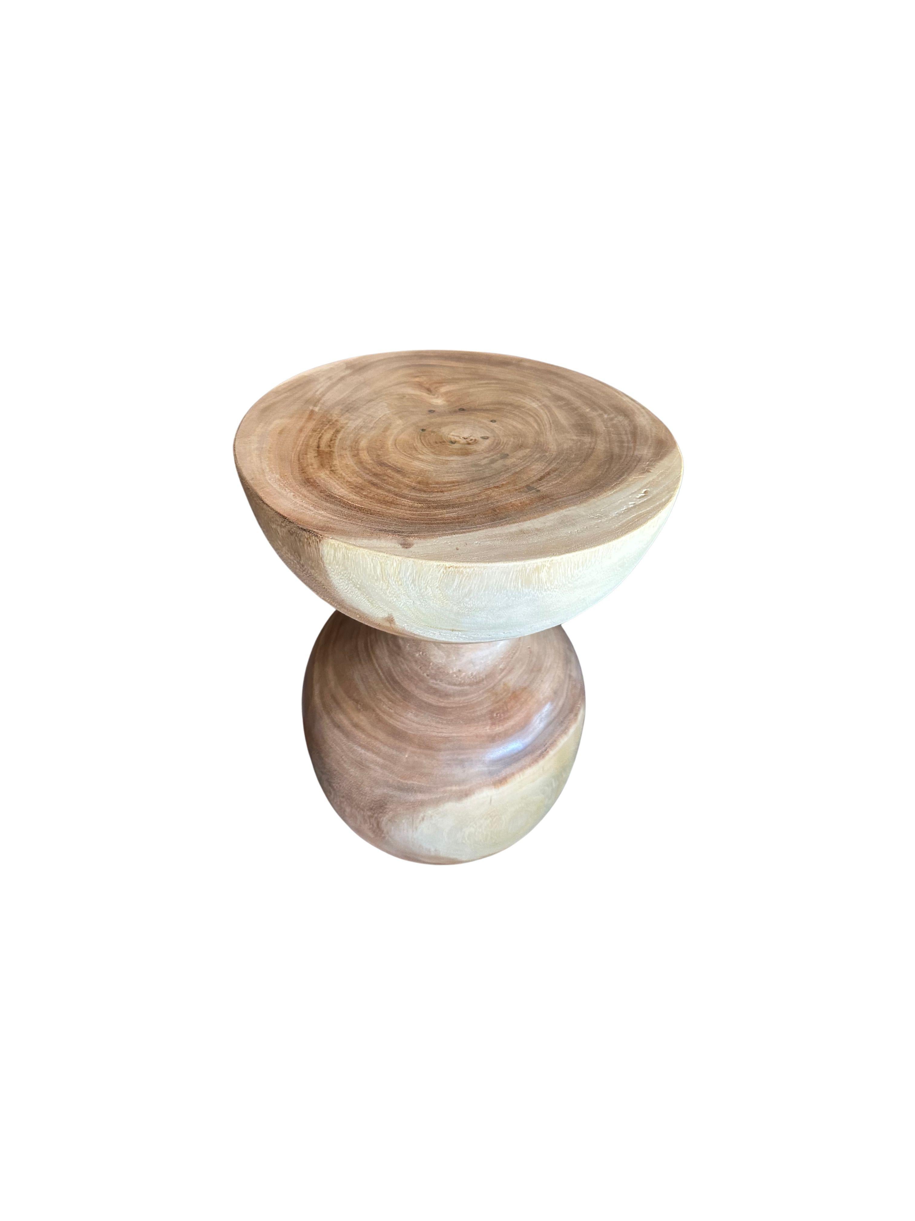 Mesa auxiliar escultórica Madera maciza de suar, acabado natural Siglo XXI y contemporáneo en venta