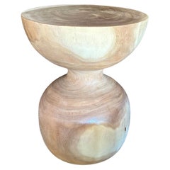 Tavolino scultoreo in legno massiccio di suar, finitura Nature