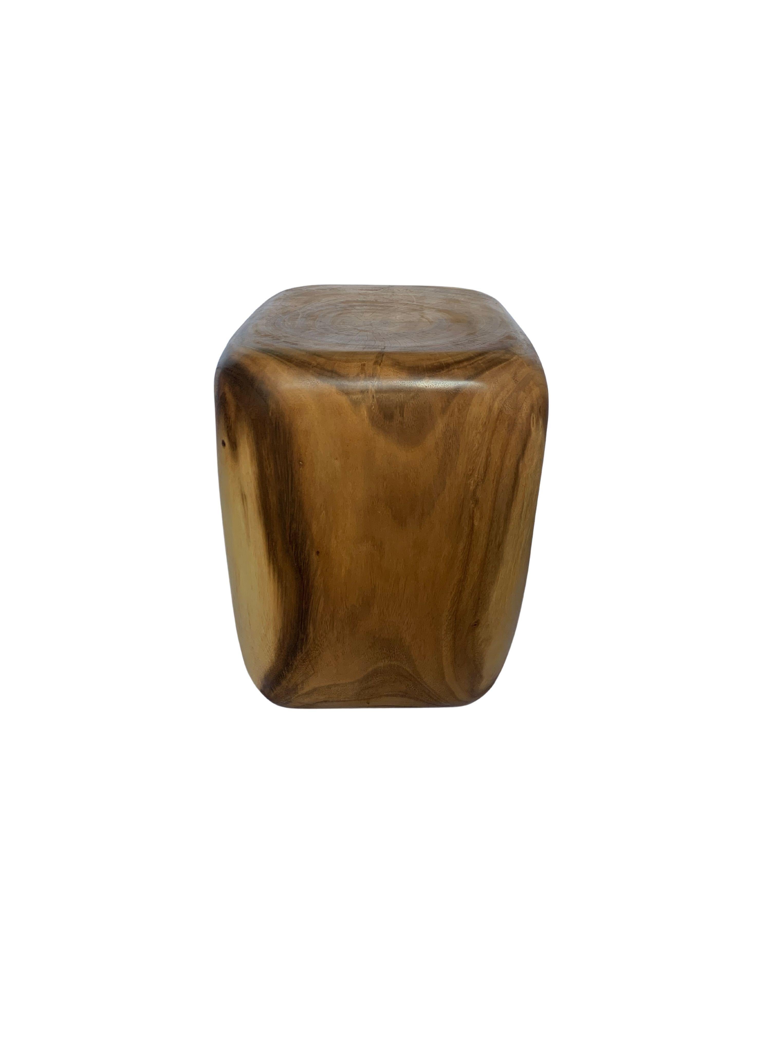 Skulpturaler Beistelltisch / Hocker aus massivem Mangoholz (Organische Moderne) im Angebot