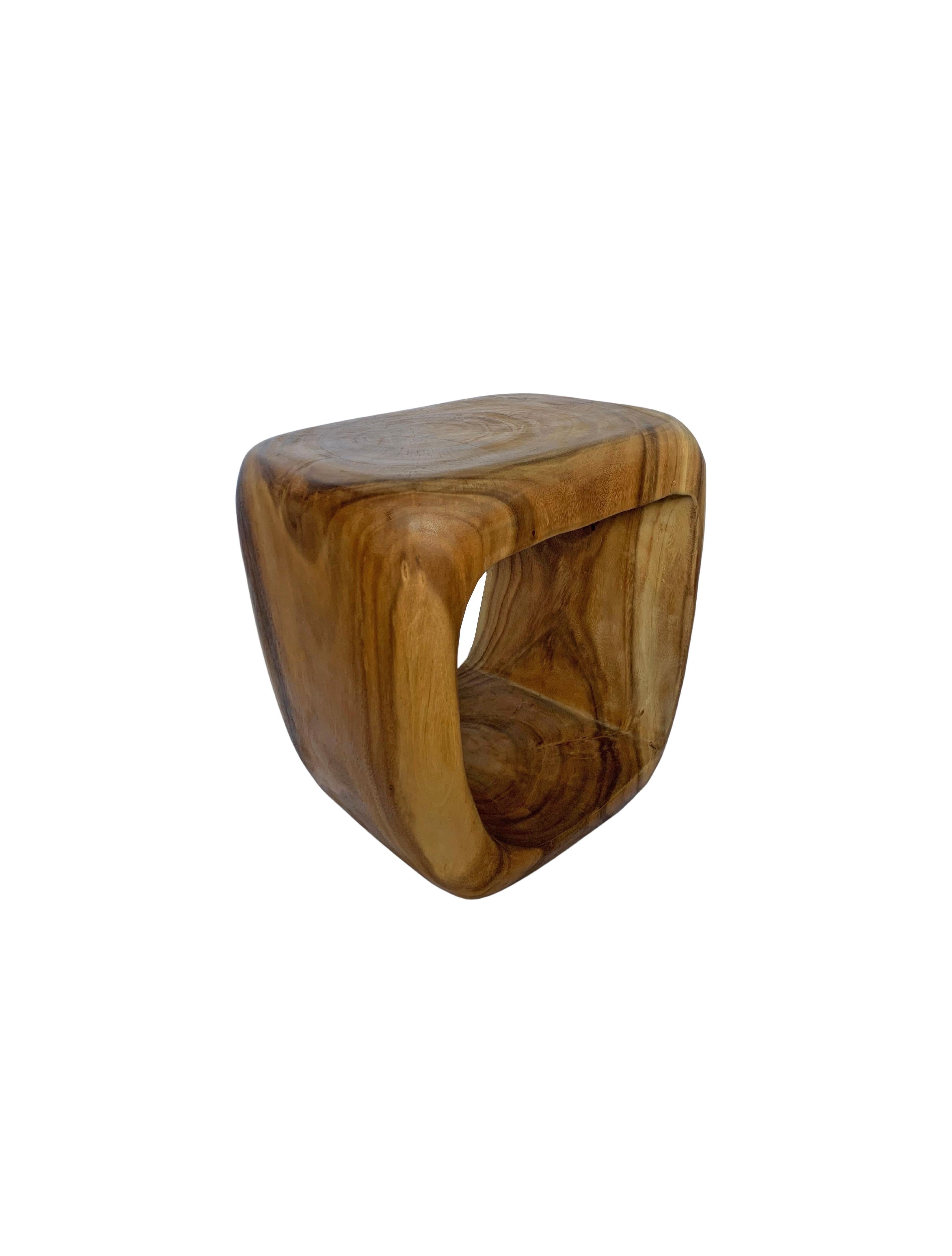Fait main Table d'appoint sculpturale / tabouret en bois de mango massif en vente