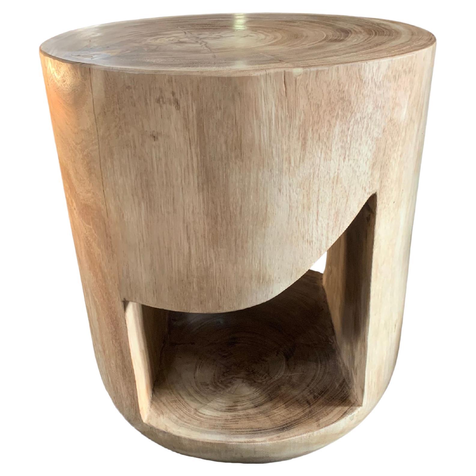 Skulpturaler Beistelltisch / Hocker aus massivem Mangoholz im Angebot