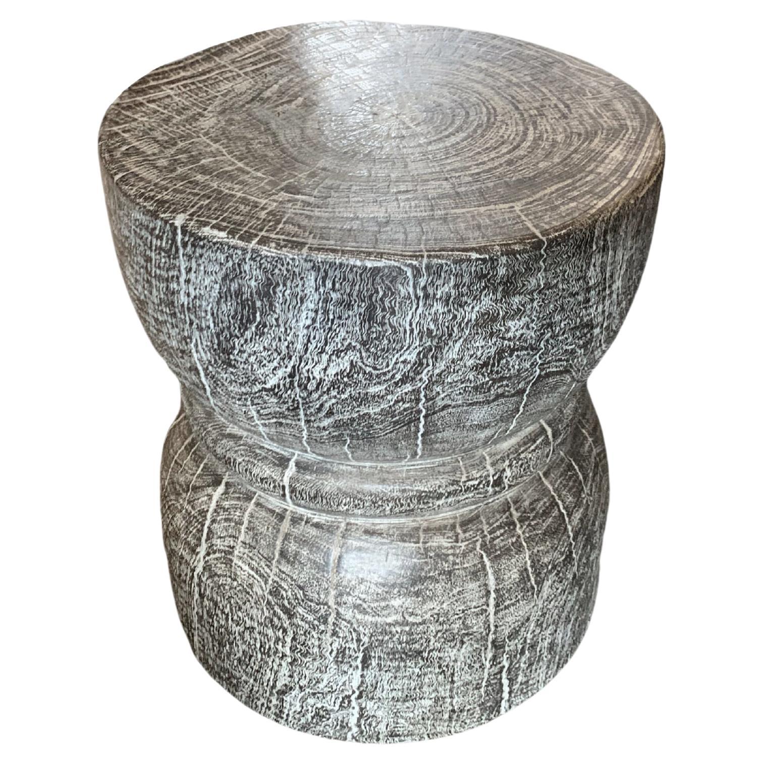 Table d'appoint sculpturale / tabouret en bois de Mango massif avec finition de peinture blanche brûlée et brûlée