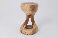 Mesa auxiliar escultural, Taburete, Madera maciza, Nogal, Diseño contemporáneo, Mueble de madera