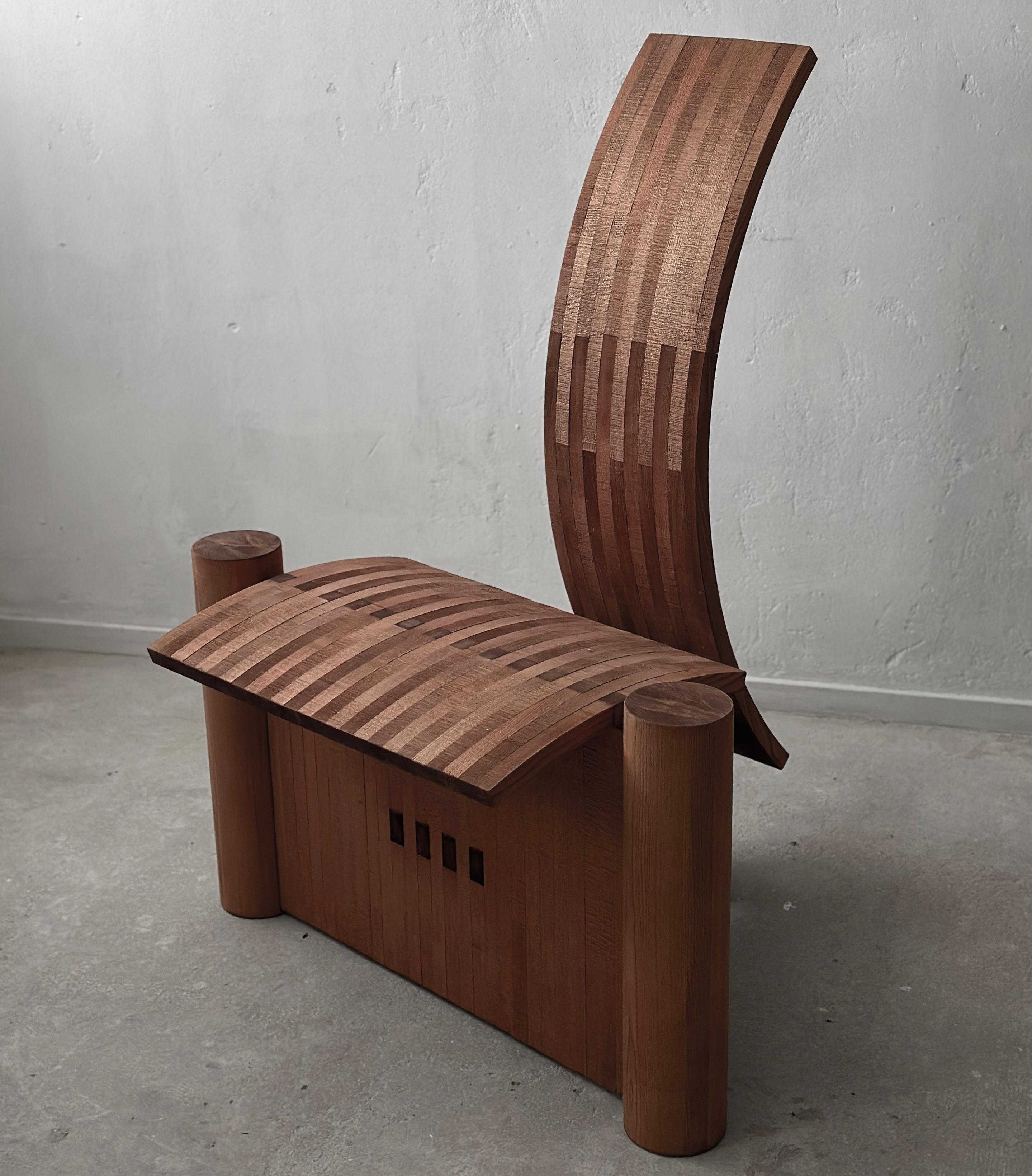 Voici une chaise exclusive qui redéfinit l'élégance et le savoir-faire. Cette pièce unique allie harmonieusement le minimalisme moderne et le travail artisanal du bois, créant ainsi une forme architecturale audacieuse, à la fois saisissante et