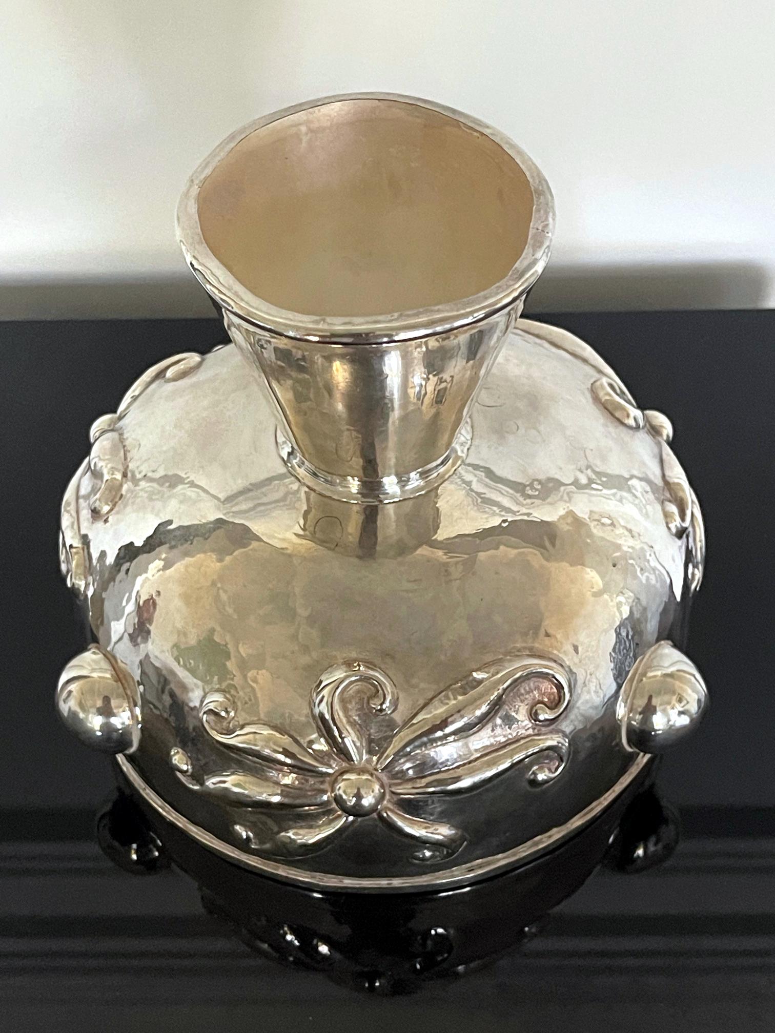 Cuenco central escultórico de plata con superficie en relieve Graziella Laffi en venta 4