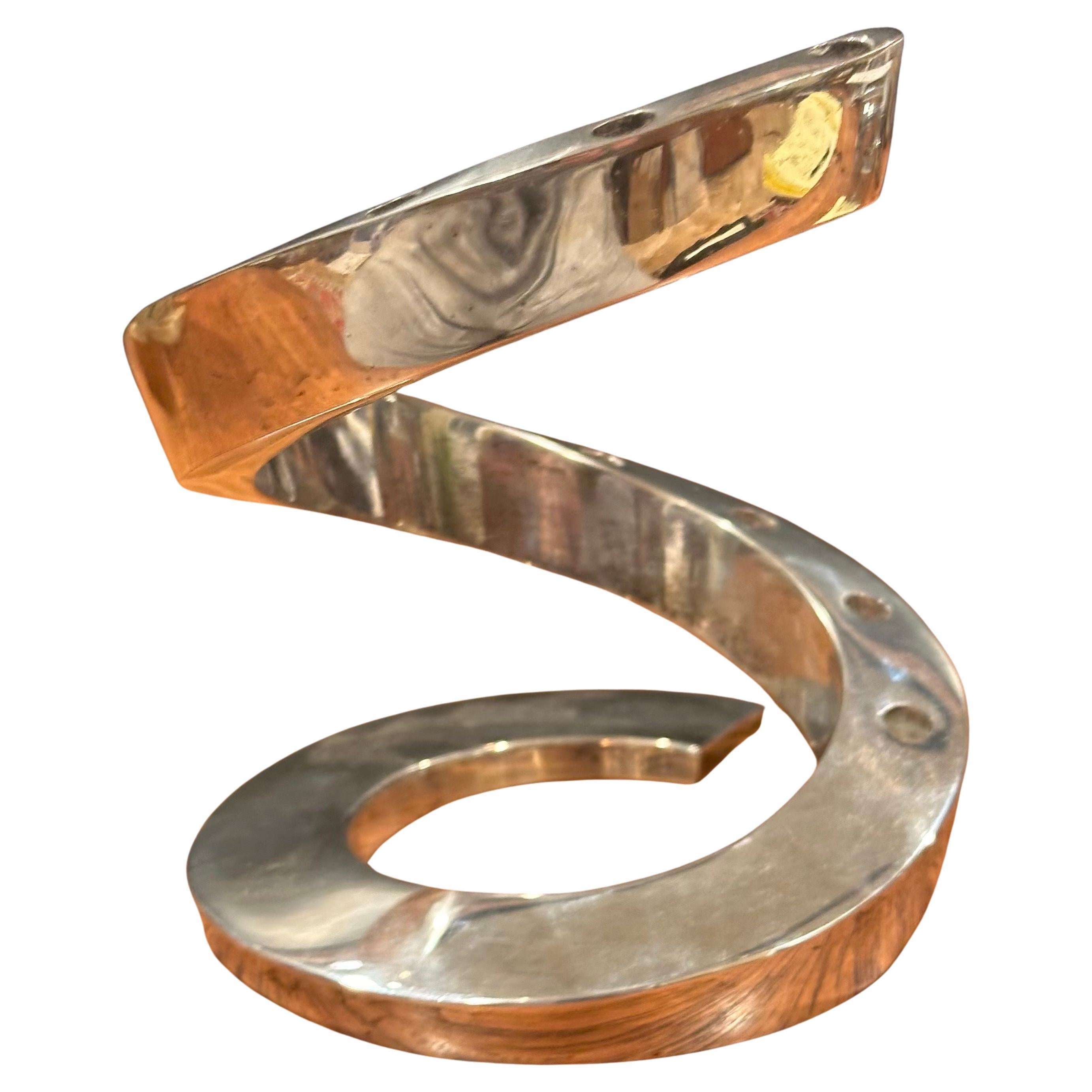 Joli bougeoir spiralé sculptural en métal argenté de Bertil Vallien pour Dansk, vers les années 1970. La pièce peut accueillir 12 longues bougies coniques d'un diamètre de 1/4