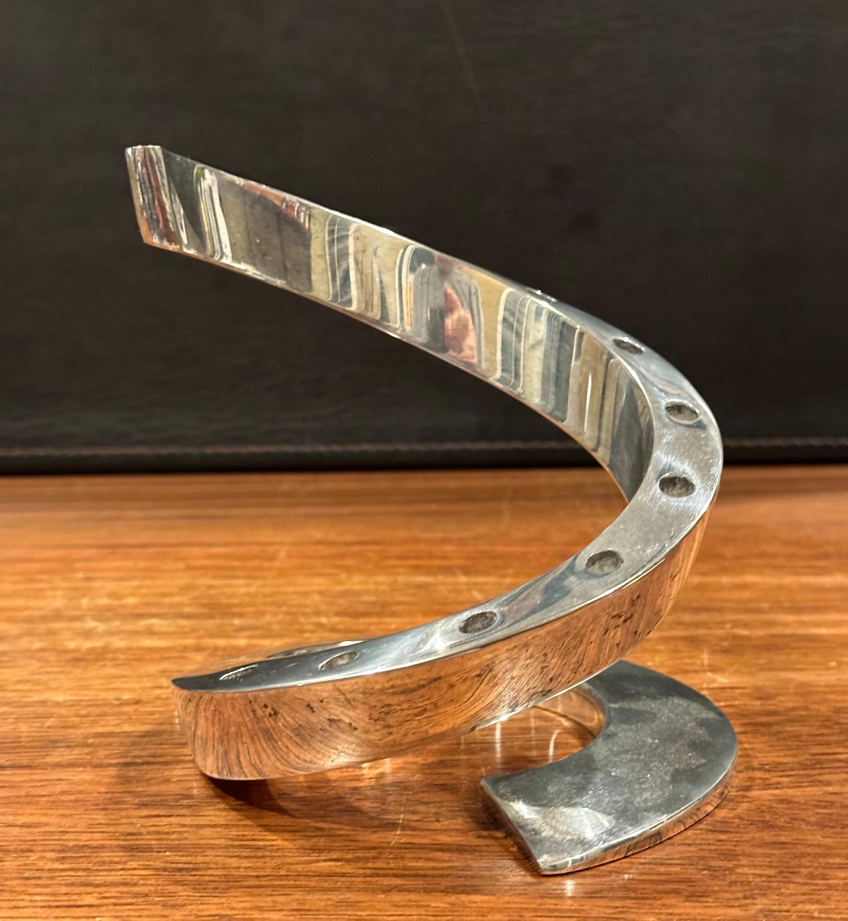 20ième siècle Porte-bougies sculpturale en métal argenté de Bertil Vallien pour Dansk en vente