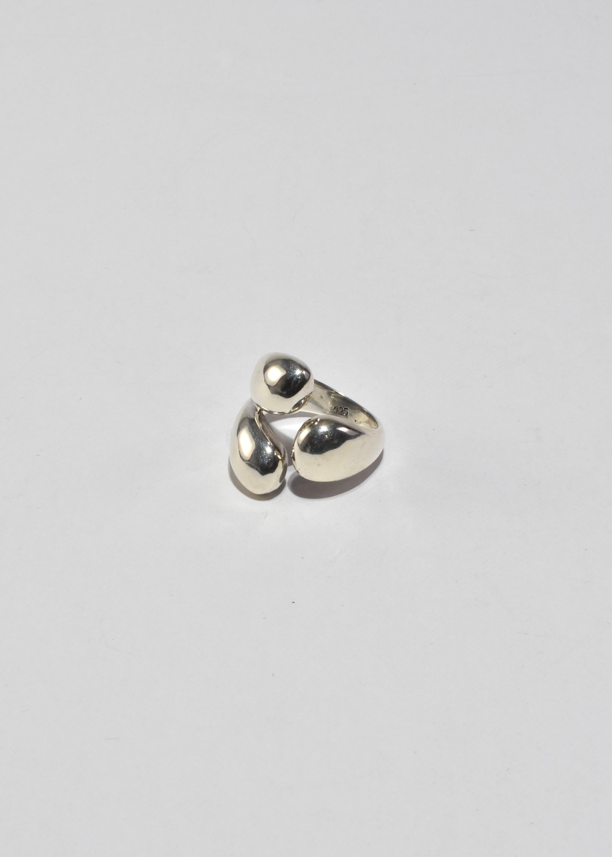 Vintage sculptural sterling ring in an organic shape. Stamped 925.