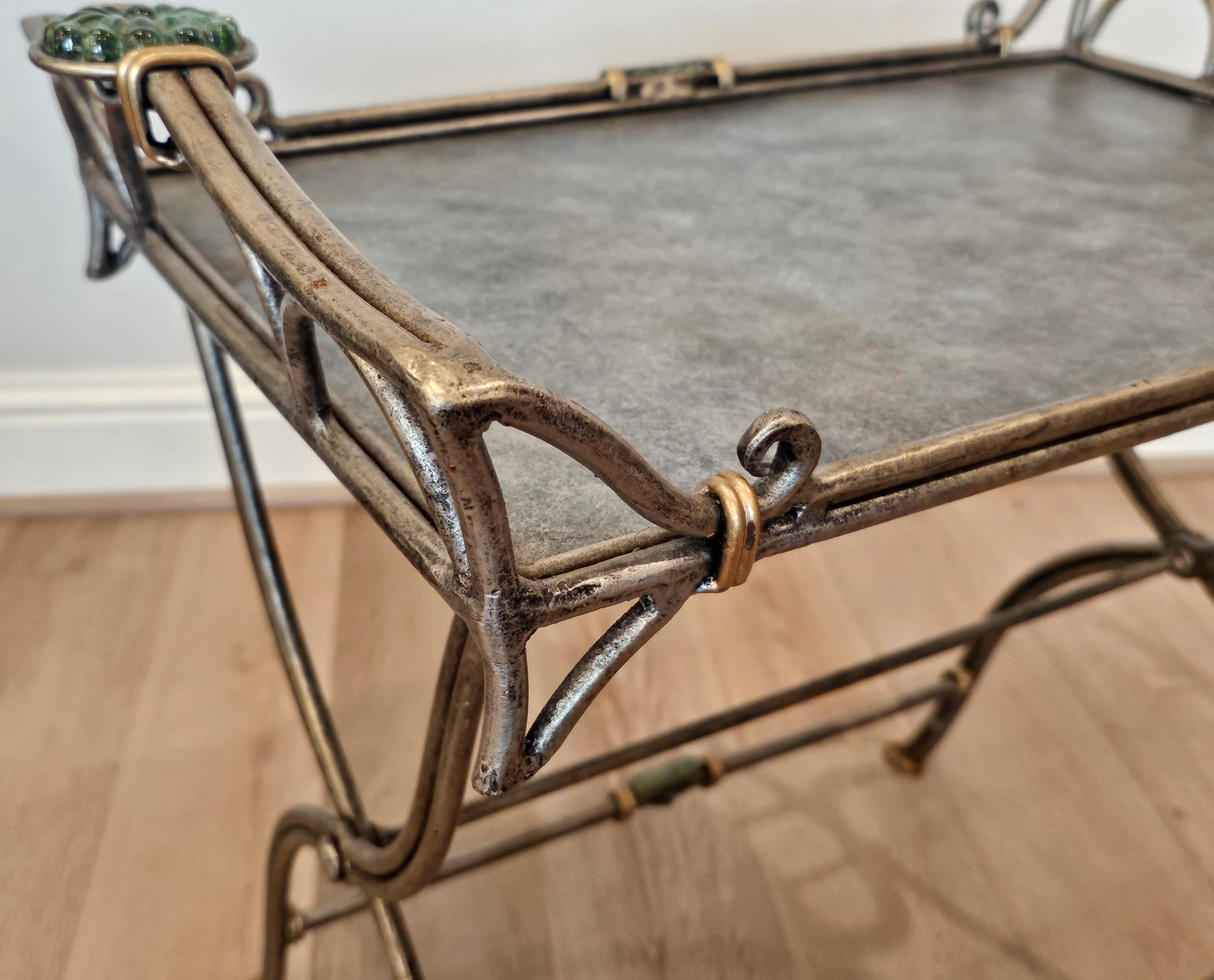 Skulpturaler silberfarbener Metall-Service-Tisch mit klappbarer Tablettplatte  im Angebot 7