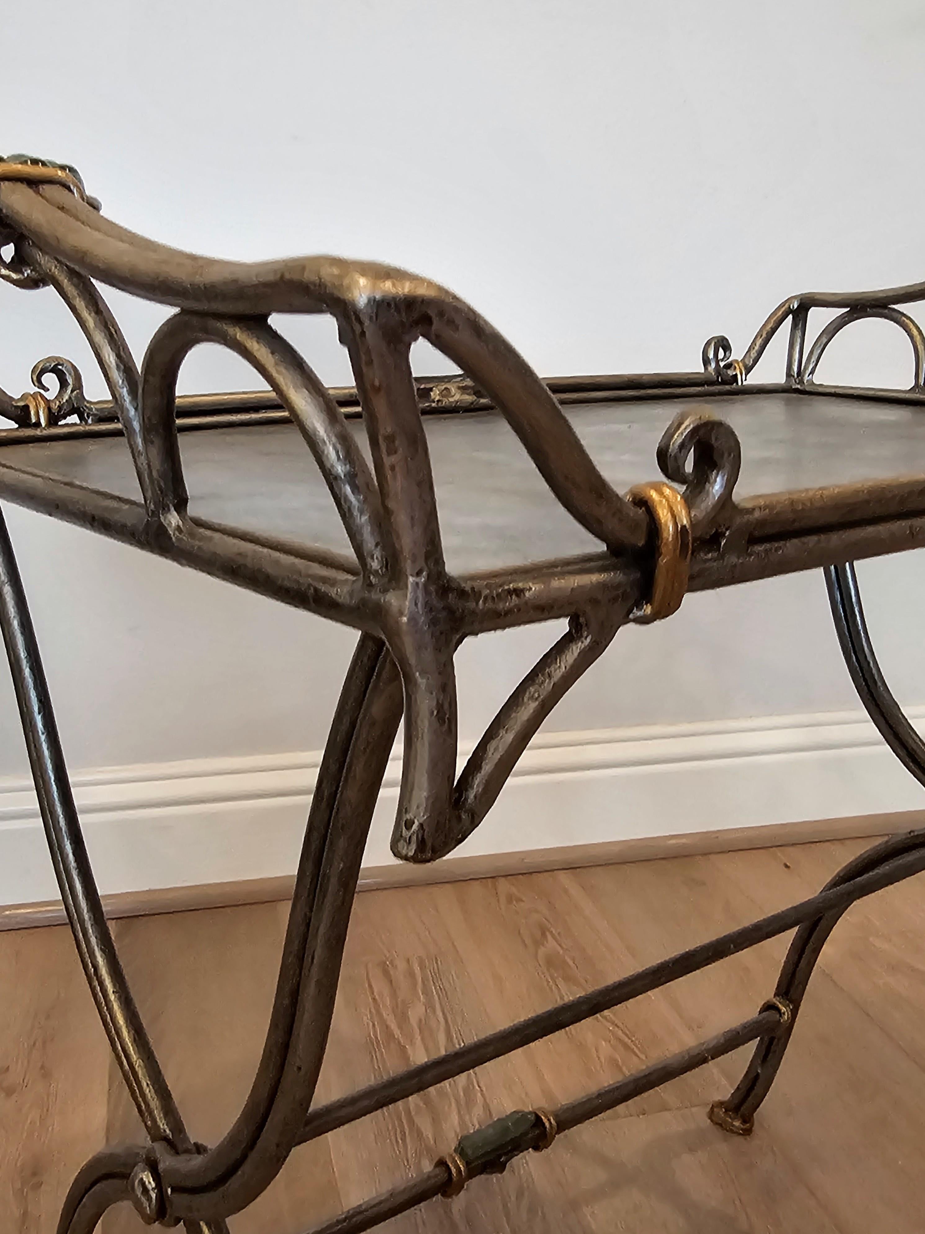 Skulpturaler silberfarbener Metall-Service-Tisch mit klappbarer Tablettplatte  im Angebot 10
