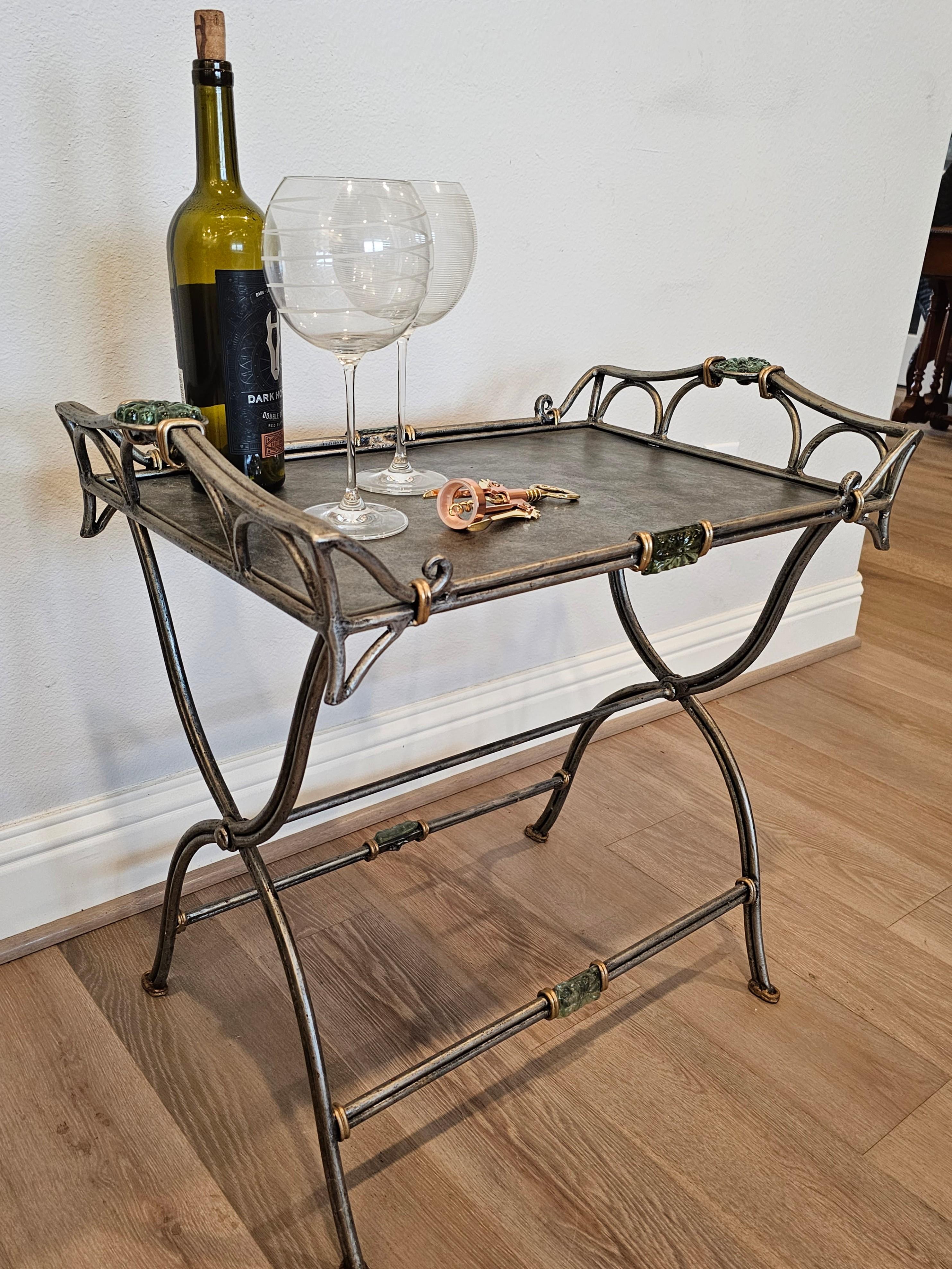 Skulpturaler silberfarbener Metall-Service-Tisch mit klappbarer Tablettplatte  im Angebot 12