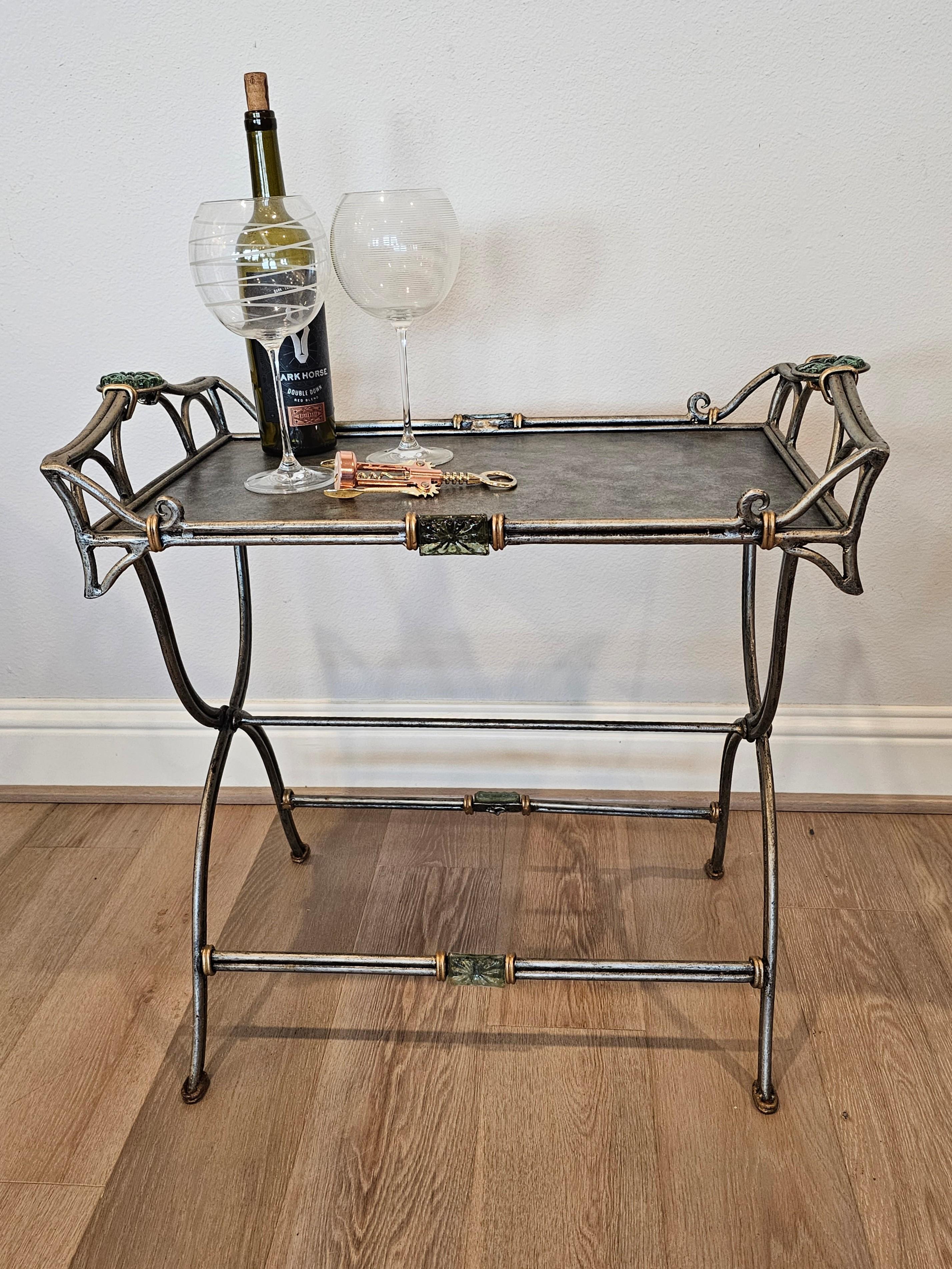 Skulpturaler silberfarbener Metall-Service-Tisch mit klappbarer Tablettplatte  im Angebot 13