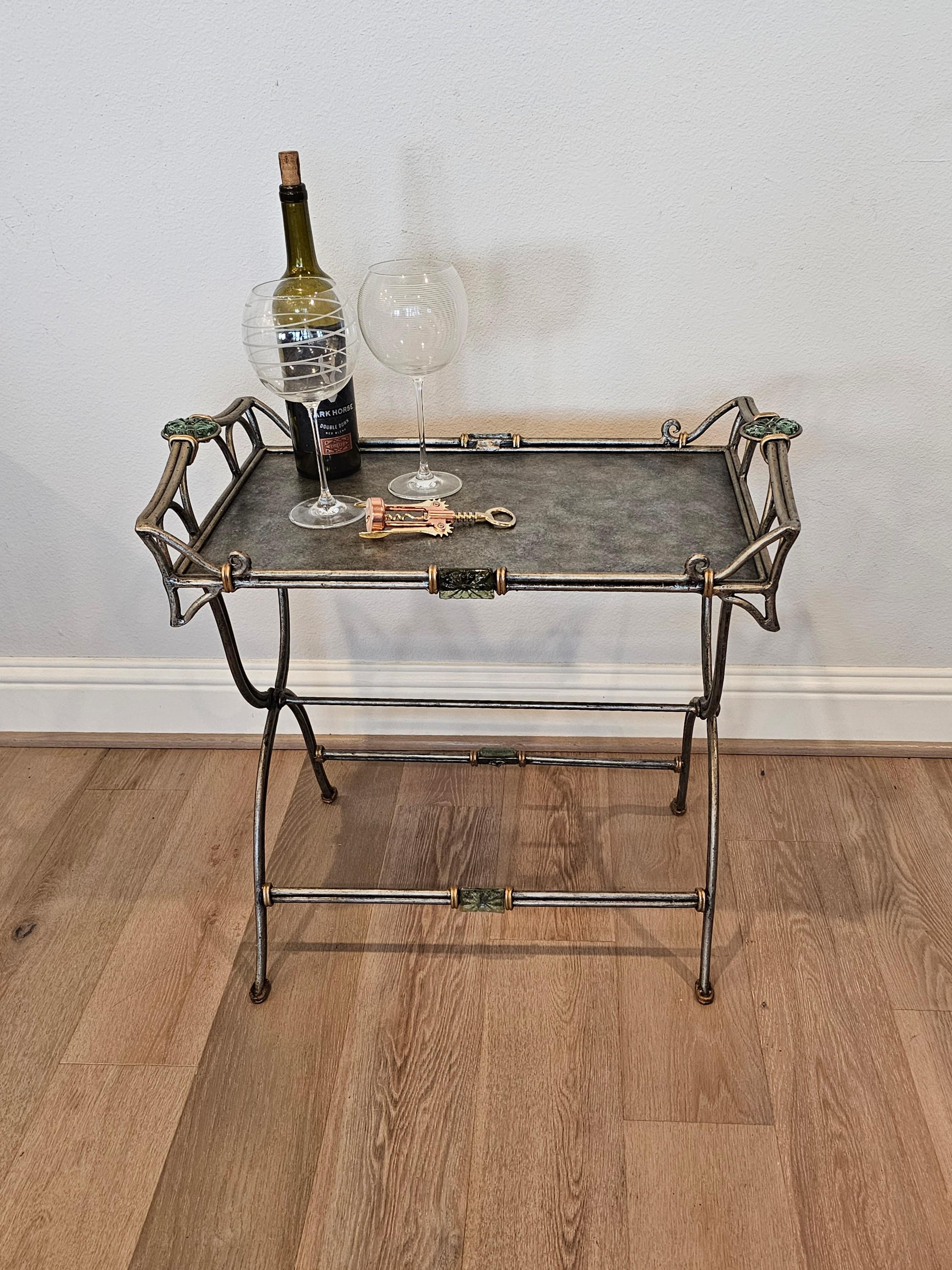 Skulpturaler silberfarbener Metall-Service-Tisch mit klappbarer Tablettplatte  im Angebot 15