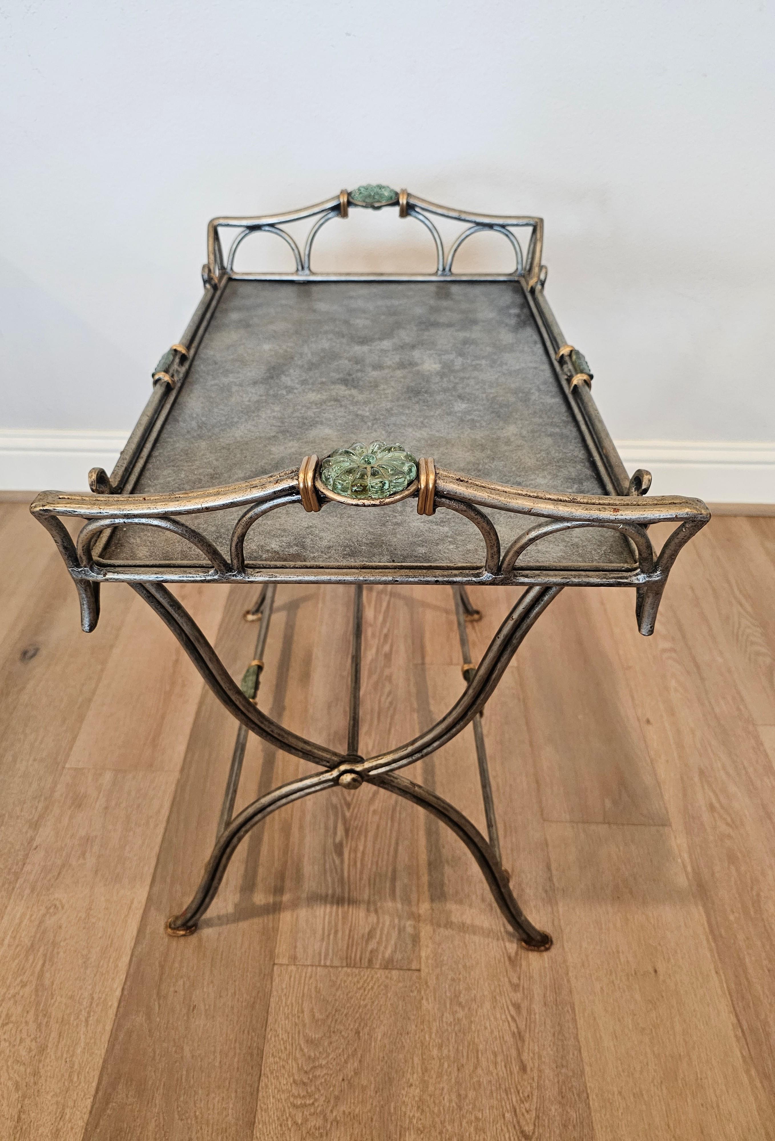 Skulpturaler silberfarbener Metall-Service-Tisch mit klappbarer Tablettplatte  im Zustand „Gut“ im Angebot in Forney, TX