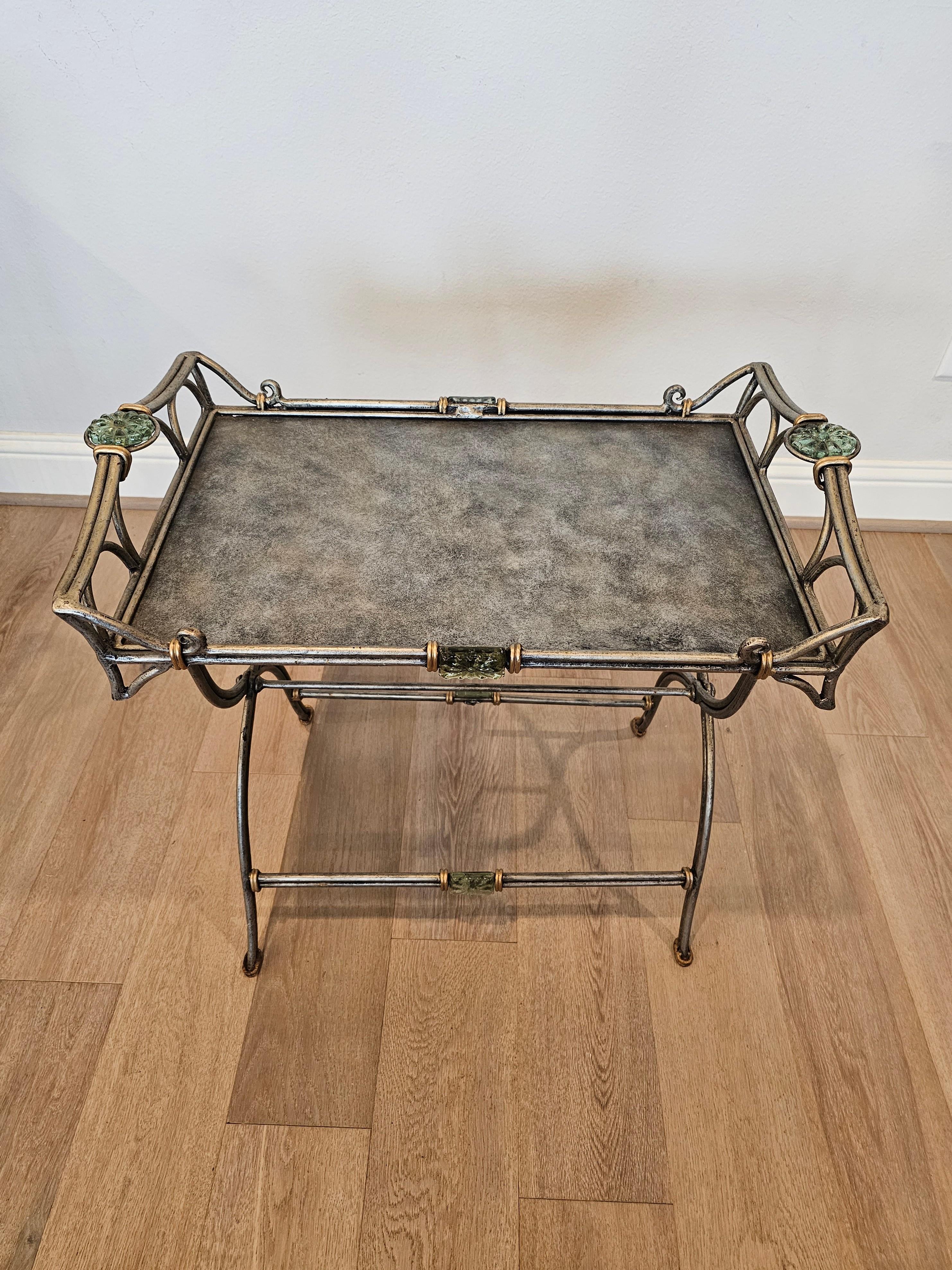 Skulpturaler silberfarbener Metall-Service-Tisch mit klappbarer Tablettplatte  (20. Jahrhundert) im Angebot