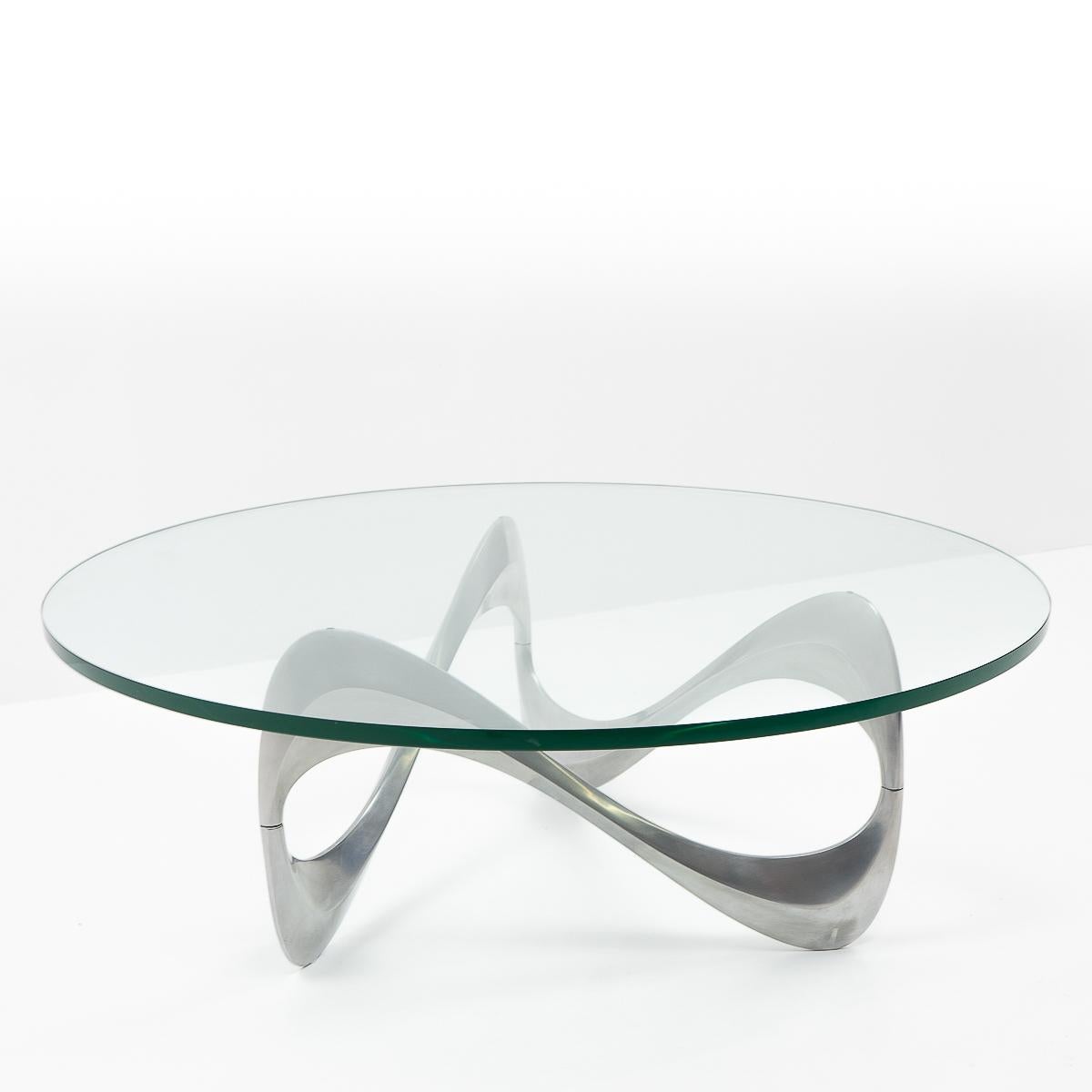 Sculptural round coffee table designed by Kurt Hesterberg, produced by Roland Schmitt.

Thick original 19mm glass top on a polished aluminium base. 


 
Condition: Very good, minor signs of age on the base which could be polished out. Glass