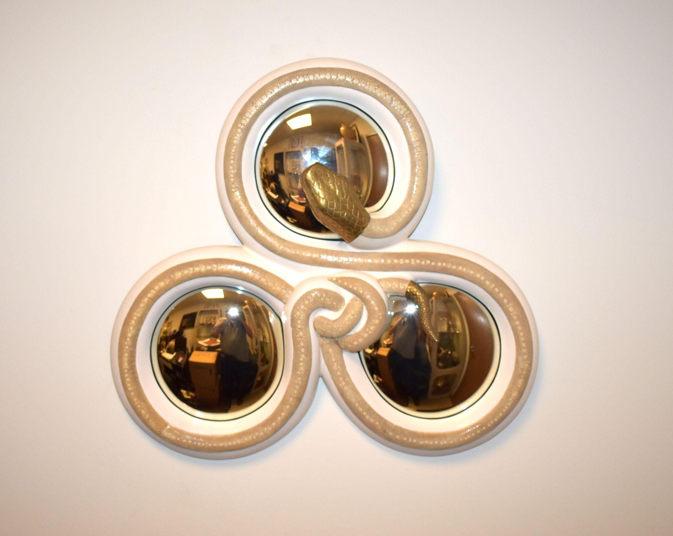 Cache-miroir convexe sculptural avec cadre de couleur crème en galuchat beige et serpent à tête et queue en laiton massif.
