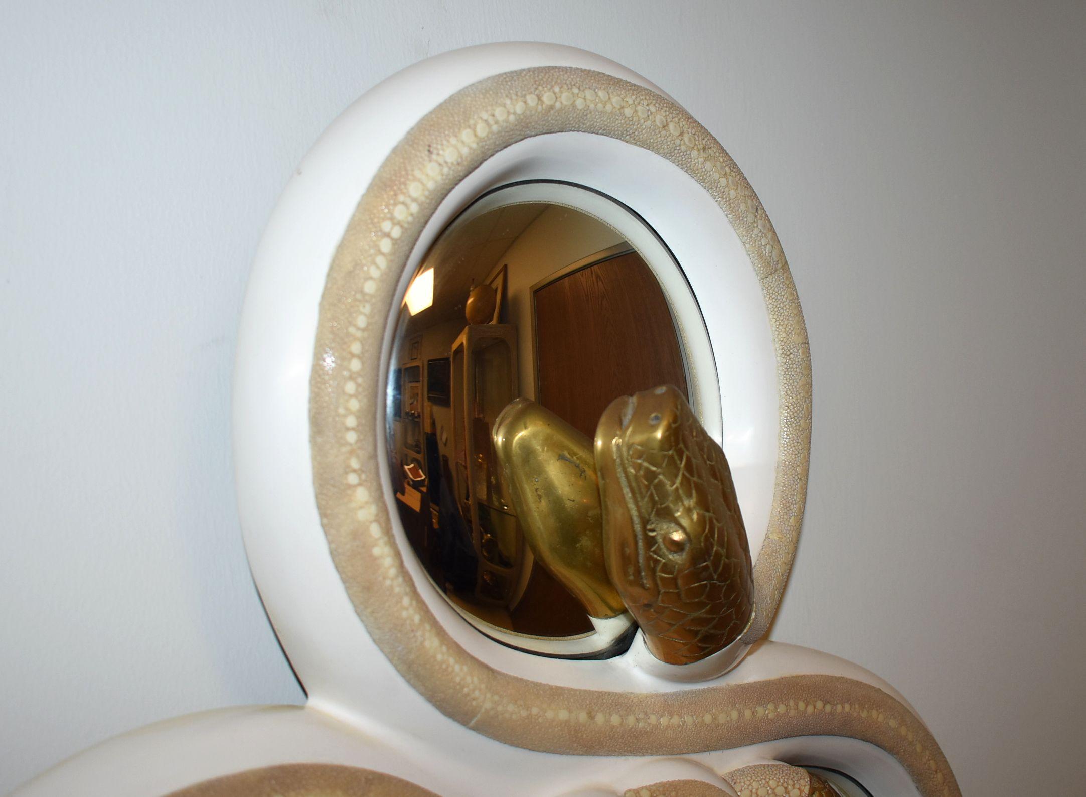 Mid-Century Modern Miroir convexe sculptural en galuchat au motif 