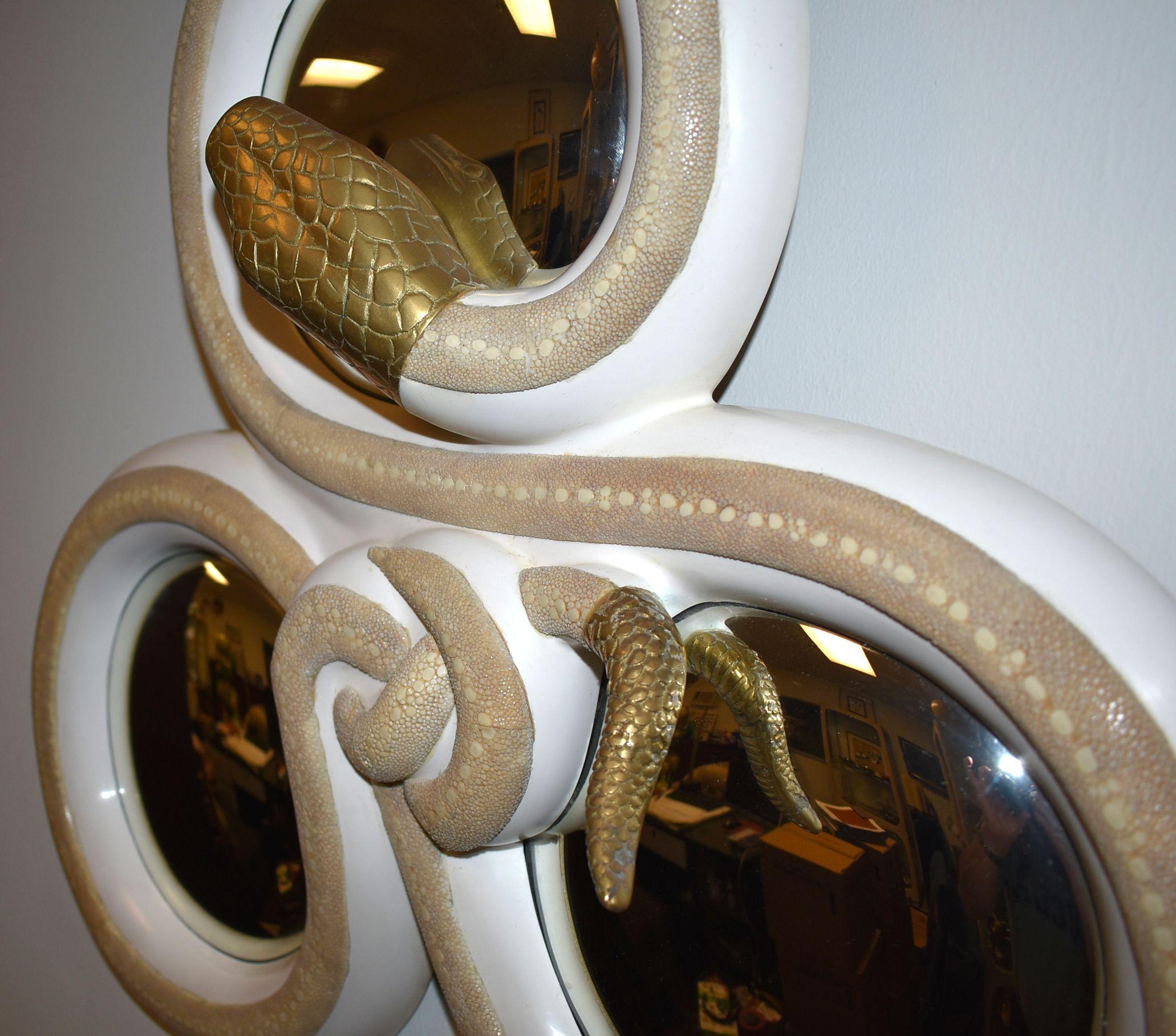 Miroir convexe sculptural en galuchat au motif 
