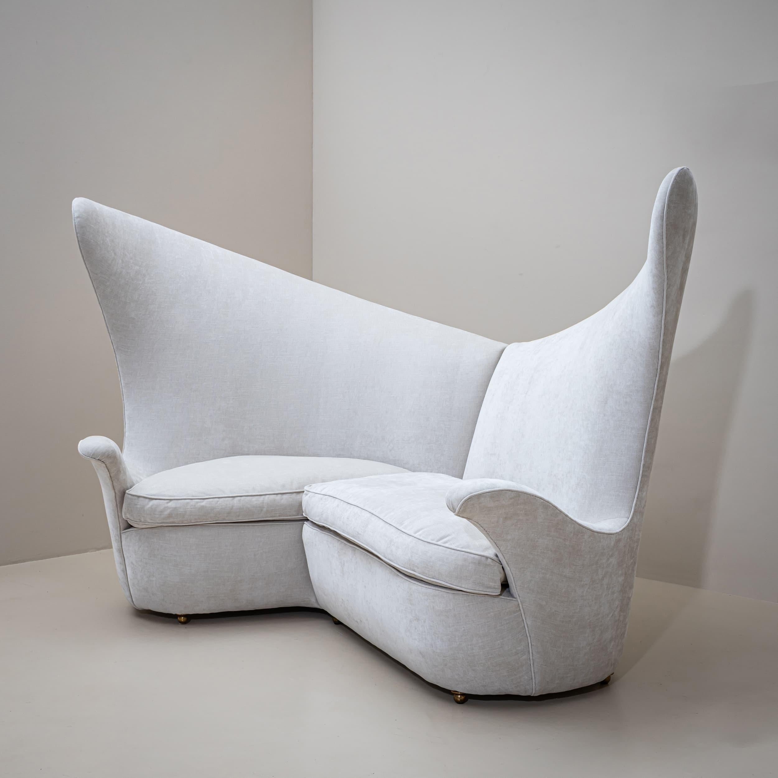 Asymmetrisches Ecksofa mit hoher Rückenlehne und neuer cremefarbener Polsterung. Die skulpturale Form und die organischen Konturen sind charakteristisch für die avantgardistischen Entwürfe des Architekten und Designers Renzo Zavanella (1900-1988),