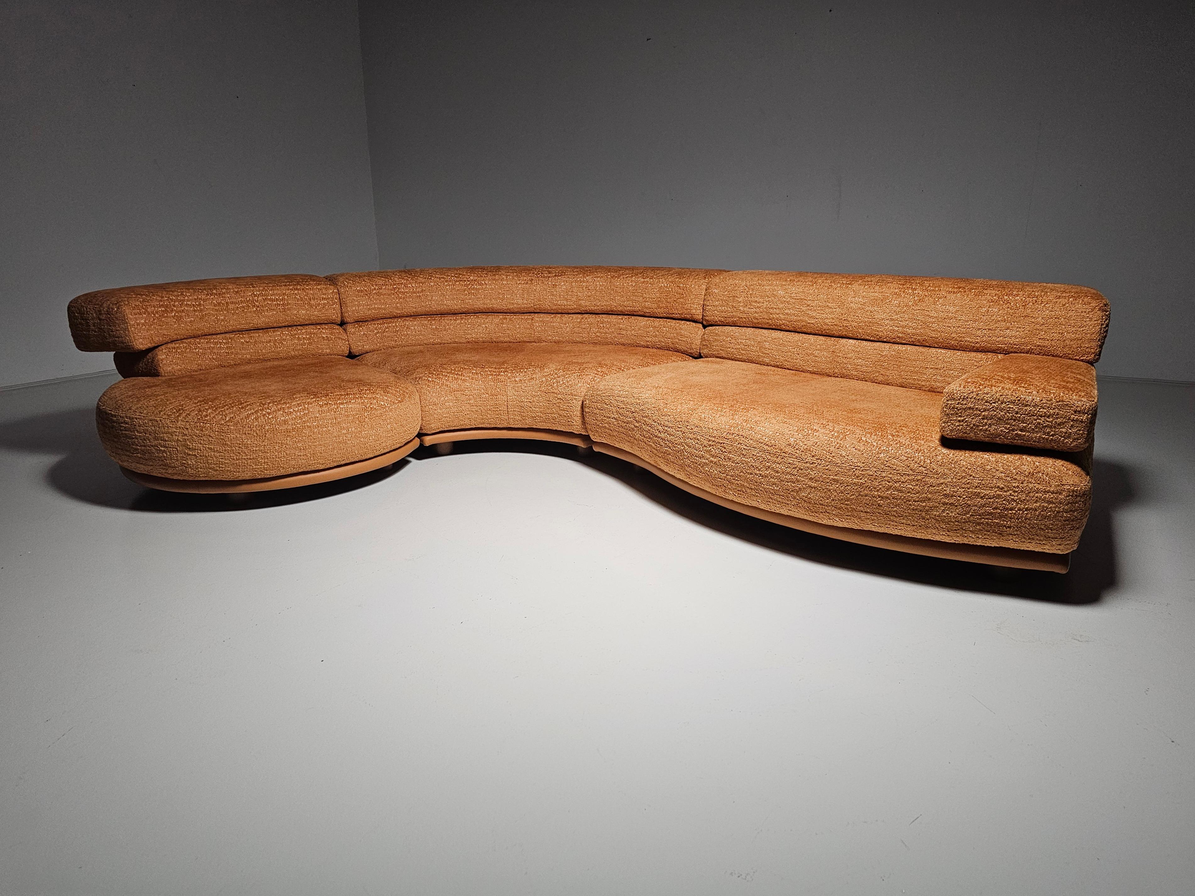 Impresionante y raro gran sofá seccional escultural de Wiener Werstätte, 1970. Diseño muy distintivo y formas extraordinarias. 

Nuevo tapizado en tela Plume color terracota de alta calidad de Kelly Wearstler combinada con detalles de cuero. Forma