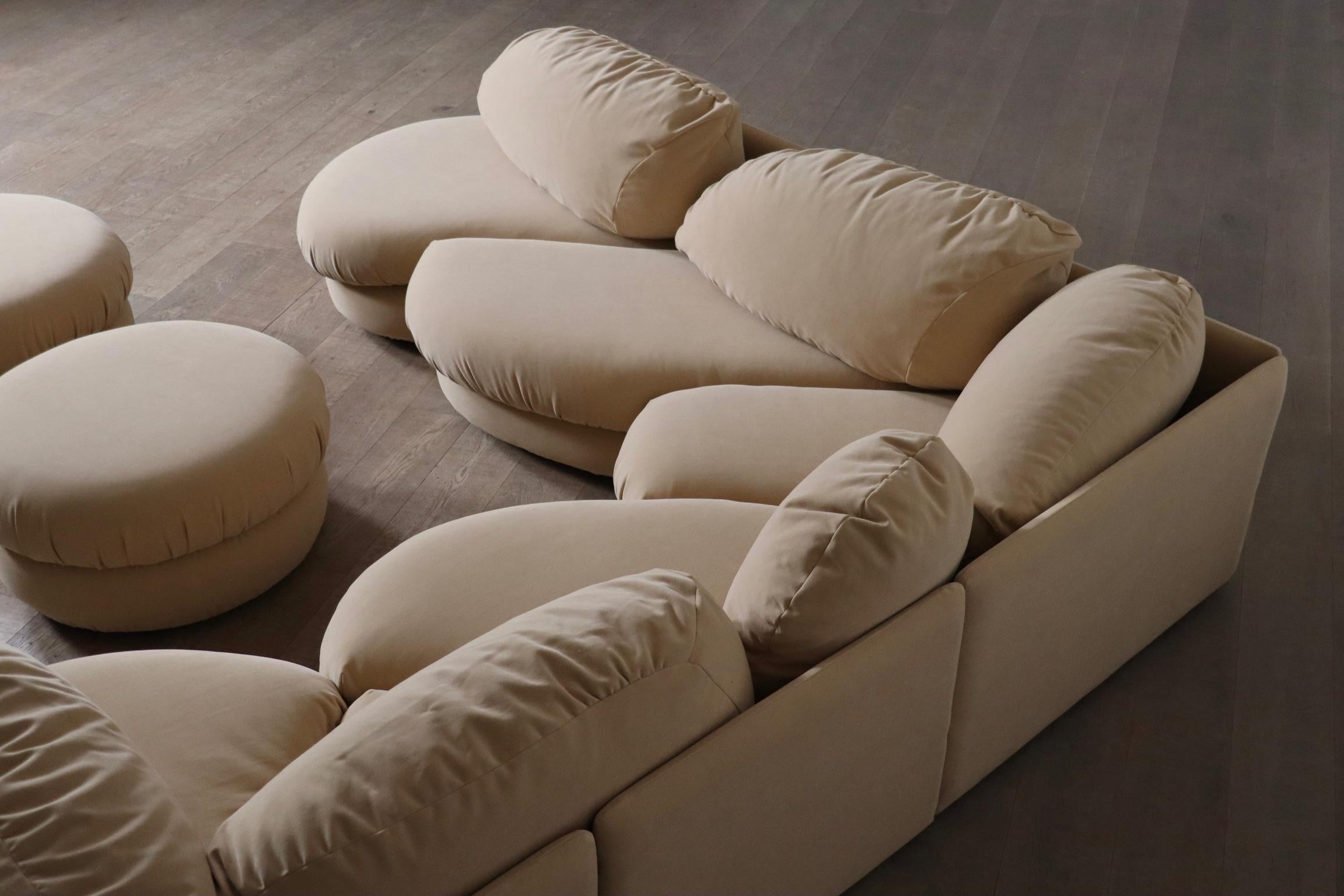 Milieu du XXe siècle Canapé sculptural en beige par Wiener Werkstätte, Autriche 1970 en vente