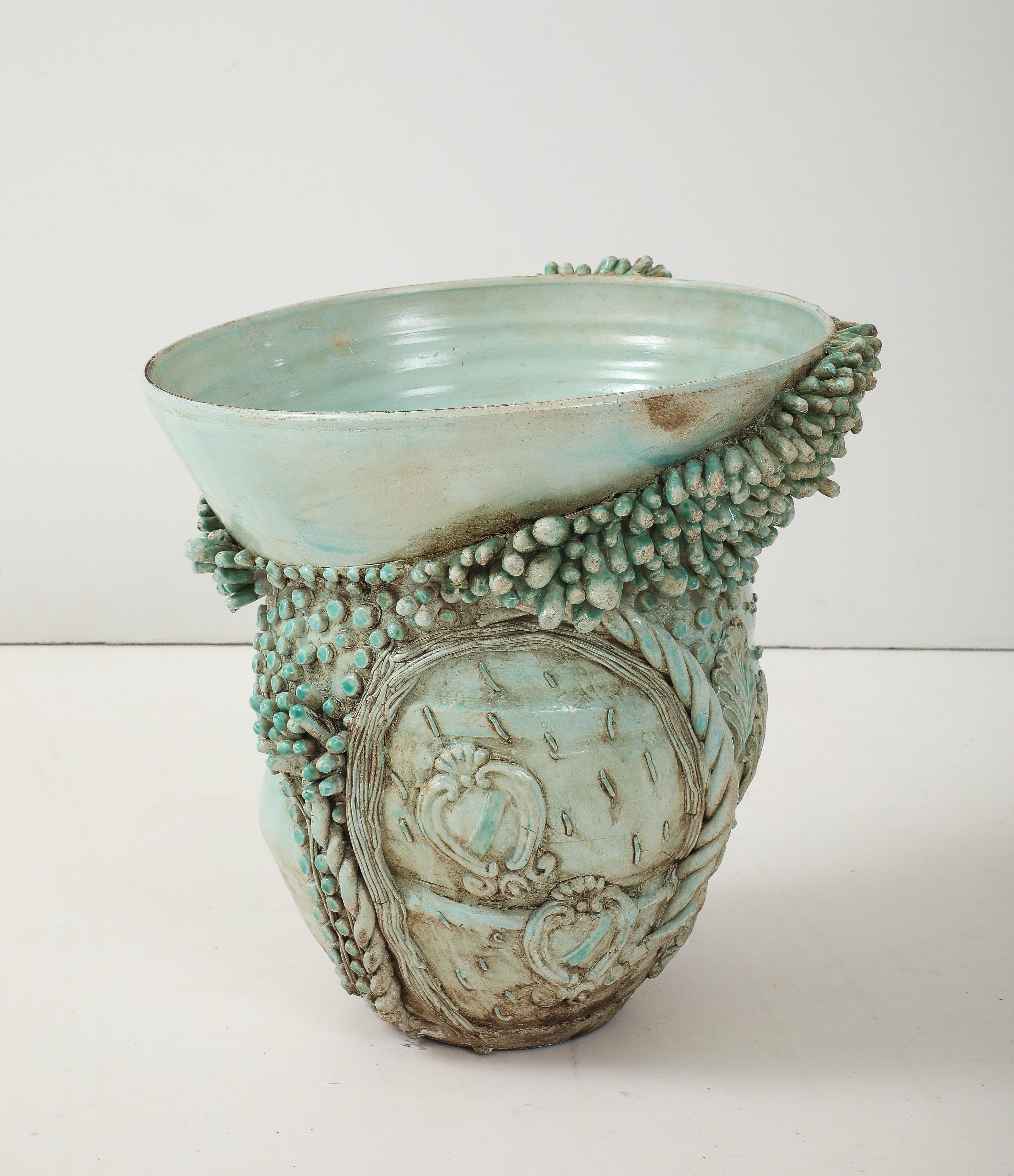 Esculpida a mano en Florencia por el célebre artista italiano Matteo Giampaglia, esta extraordinaria pieza difumina la línea entre recipiente funcional y escultura de bellas artes. Cada detalle está formado a mano -sin moldes-, lo que da como