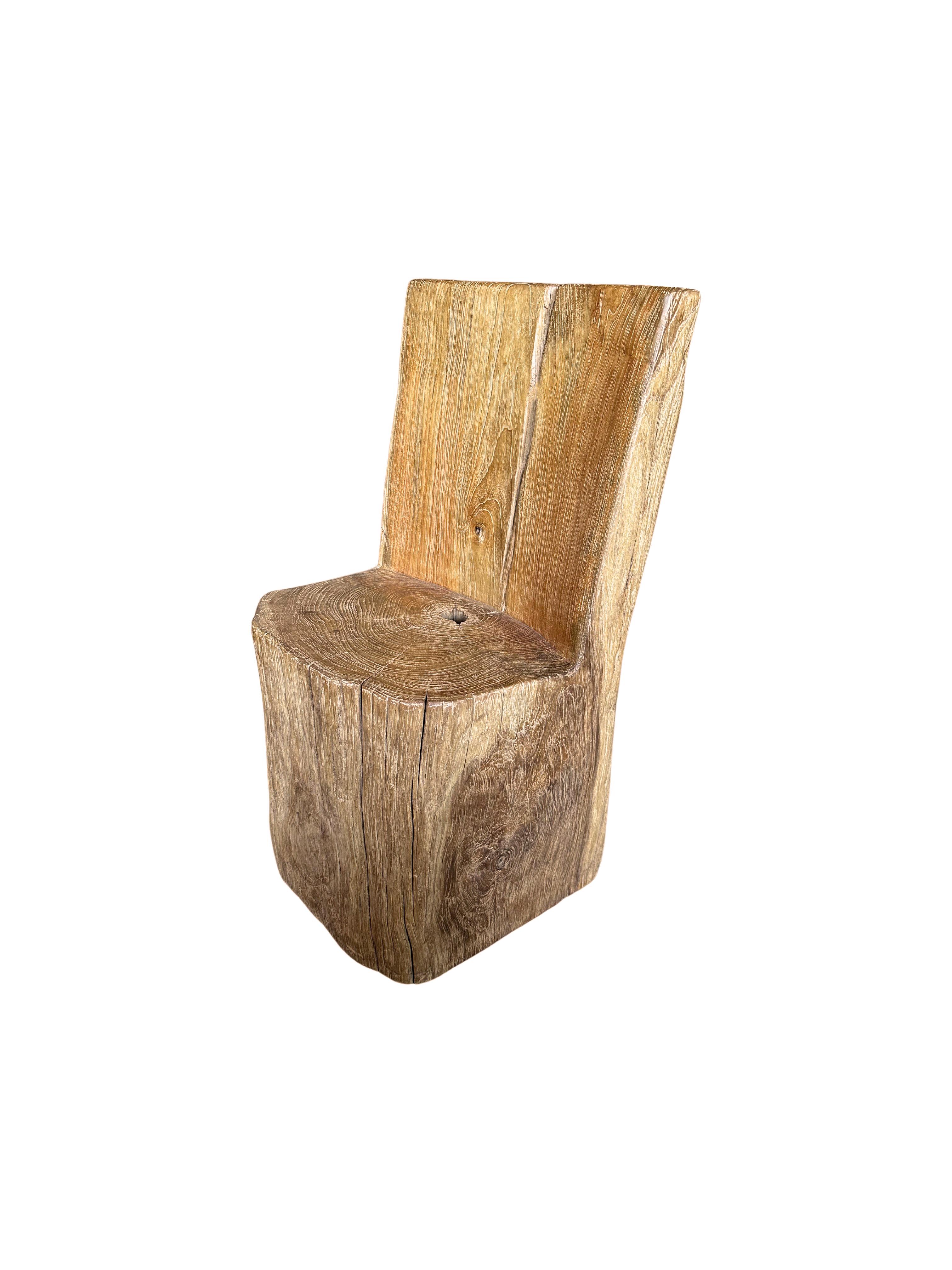 Skulpturaler Soild-Stuhl aus Teakholz (Handgefertigt) im Angebot