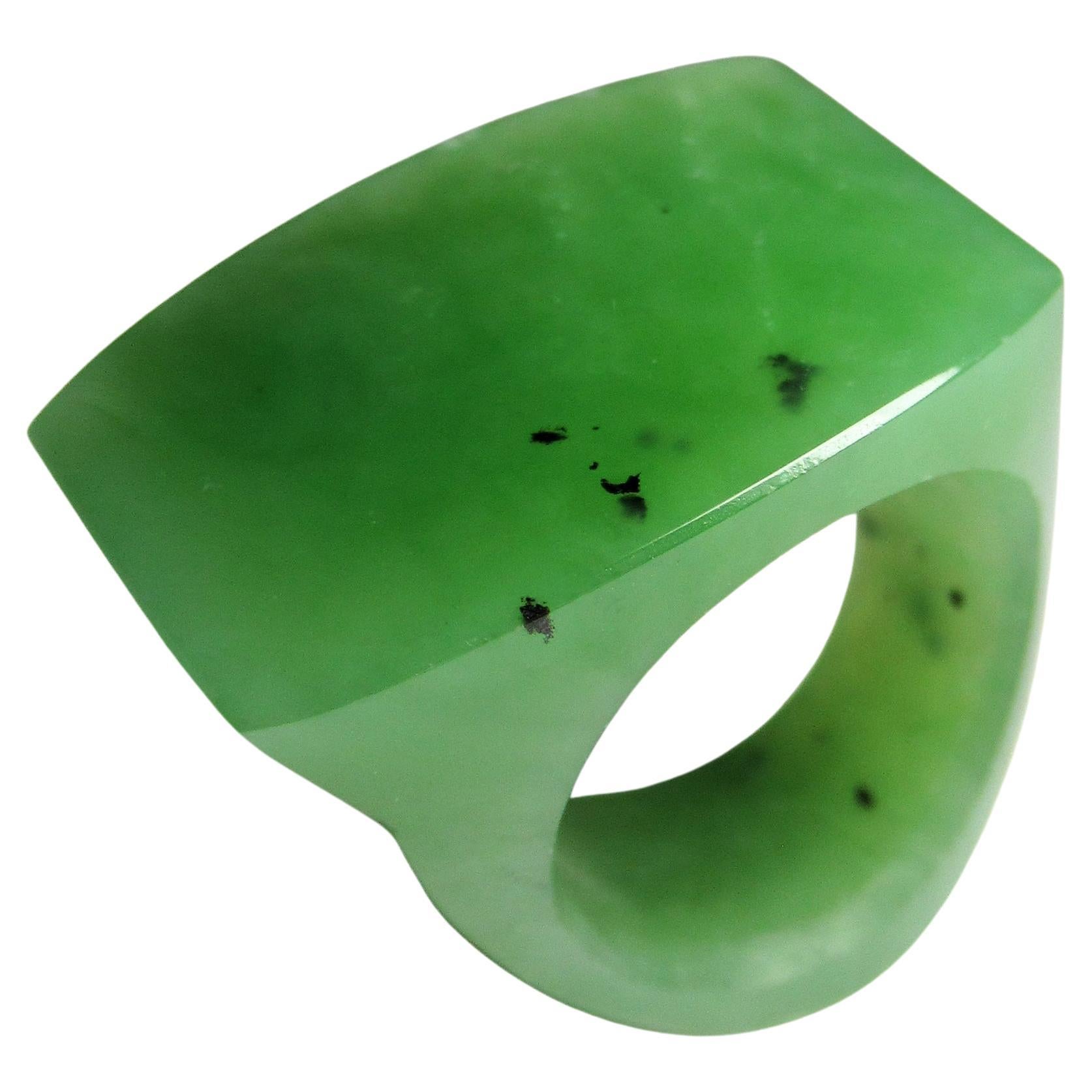 Sculptural Solid Jade Ring Hand Carved Asymmetric Form Contemporary Jewelry en vente