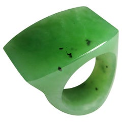 Skulpturaler Ring aus massiver Jade Handgeschnitzt Asymmetrische Form Zeitgenössischer Schmuck