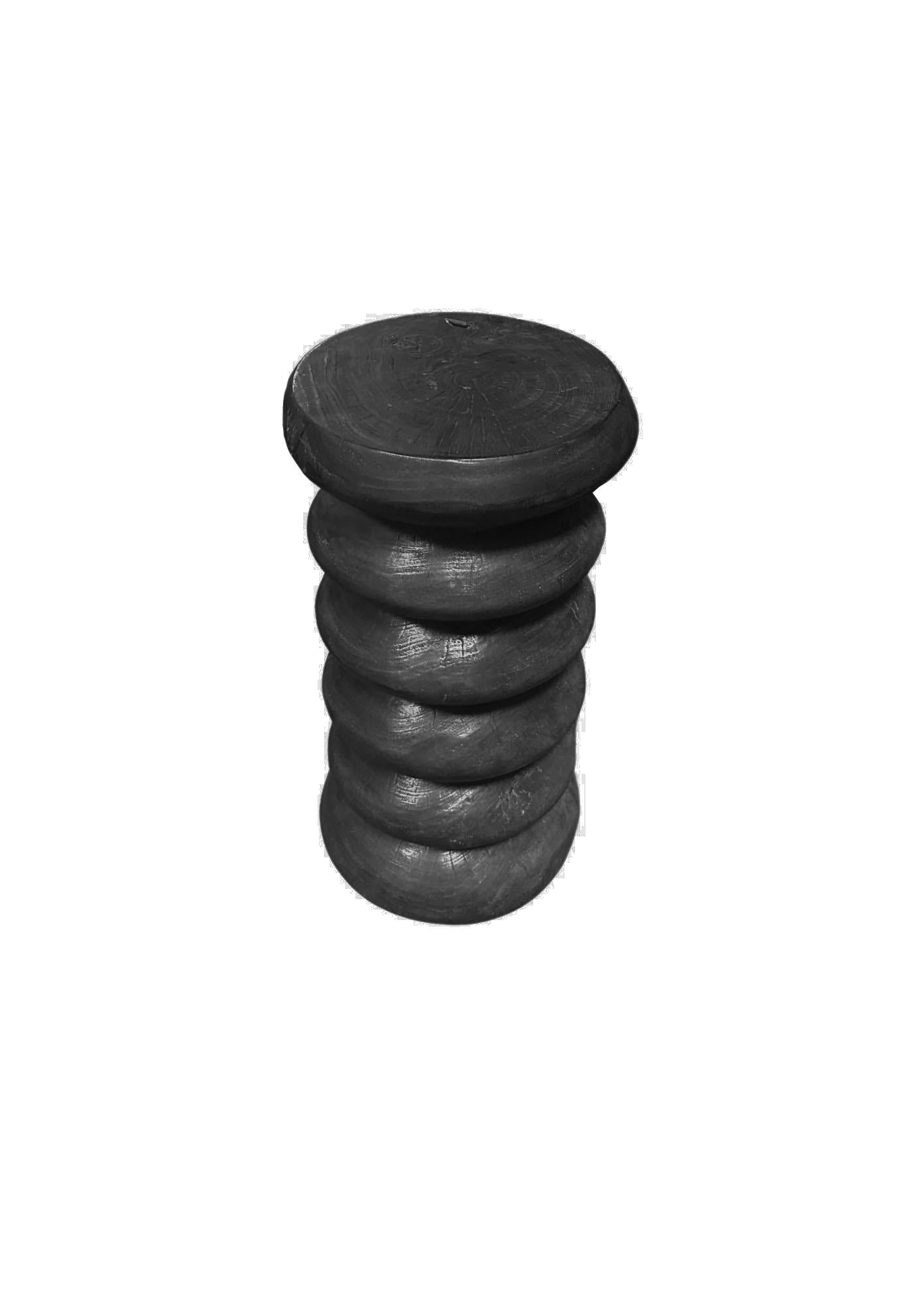 Organique Table d'appoint ronde sculpturale en bois de Mango massif moderne, finition organique brûlée en vente