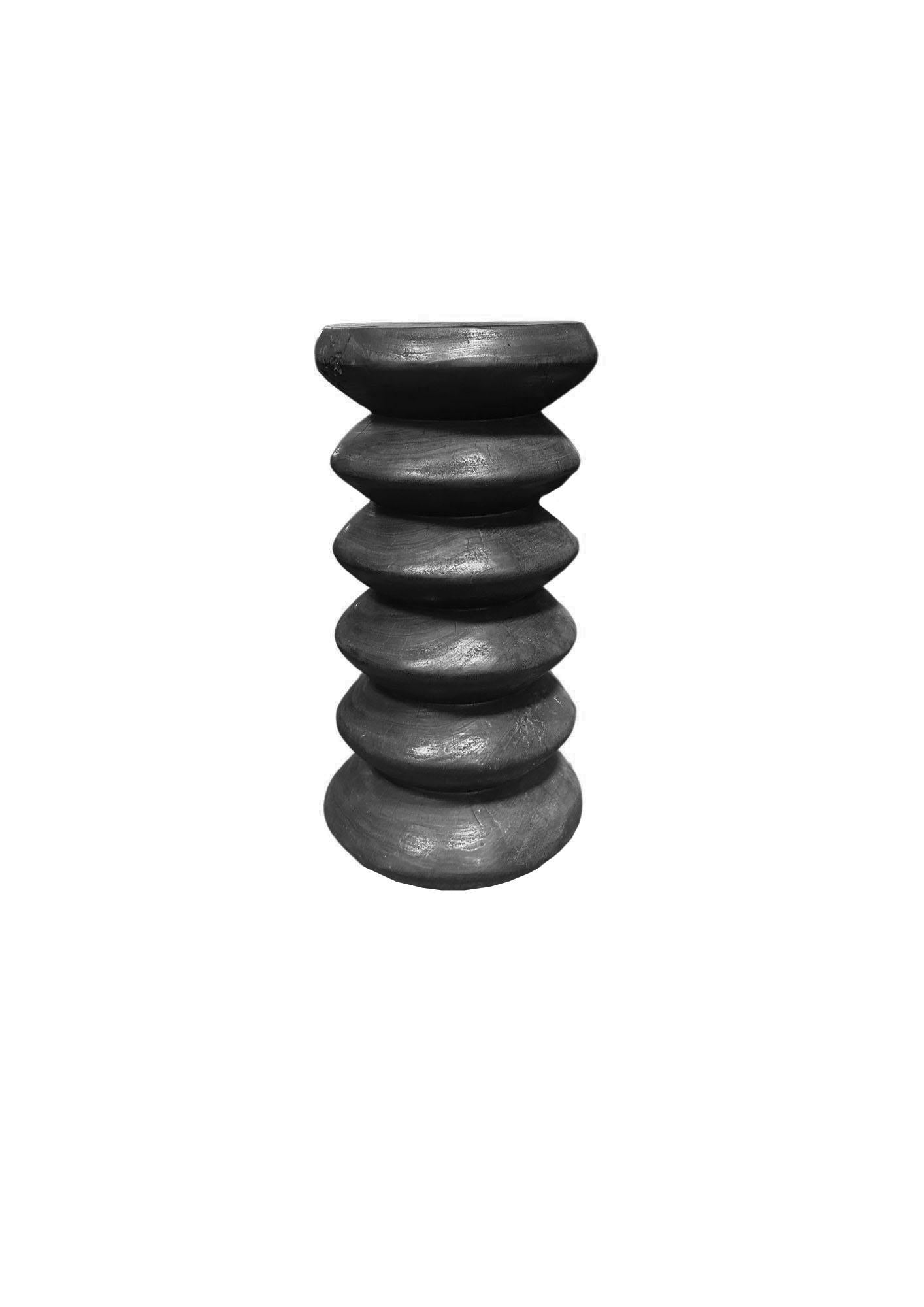 Indonésien Table d'appoint ronde sculpturale en bois de Mango massif moderne, finition organique brûlée en vente