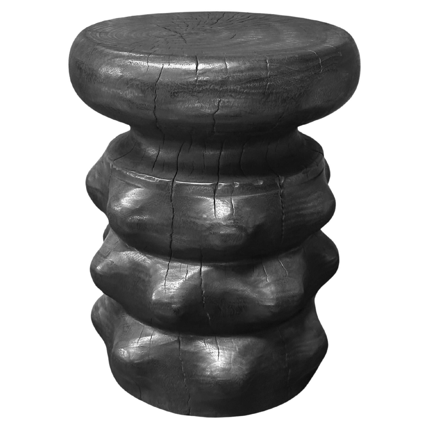 Skulpturaler runder Beistelltisch aus massivem Mangoholz, moderner organischer, gebrannter Oberfläche