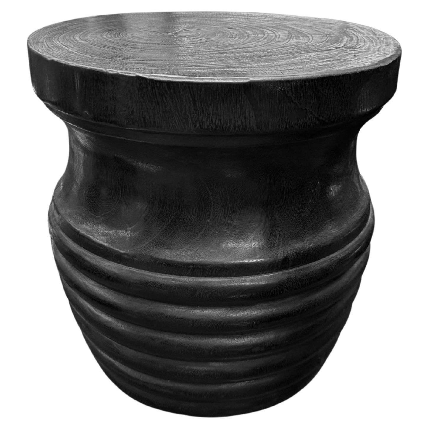 Skulpturaler runder Beistelltisch aus massivem Mangoholz, moderner organischer, gebrannter Oberfläche
