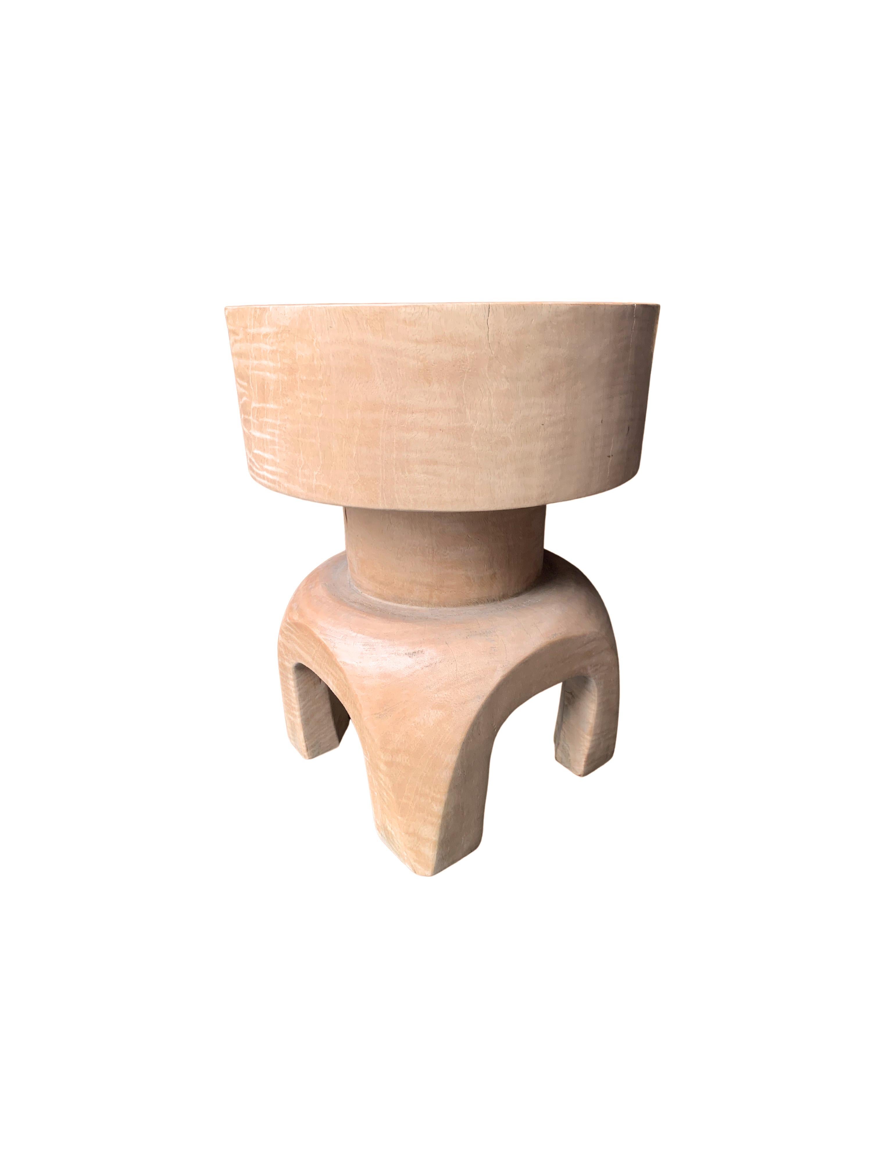 Une table d'appoint ronde merveilleusement sculpturale. En conservant la pigmentation naturelle du bois, cette table a été méticuleusement poncée, puis finie avec une couche transparente. Son pigment neutre et sa subtile texture de bois en font un