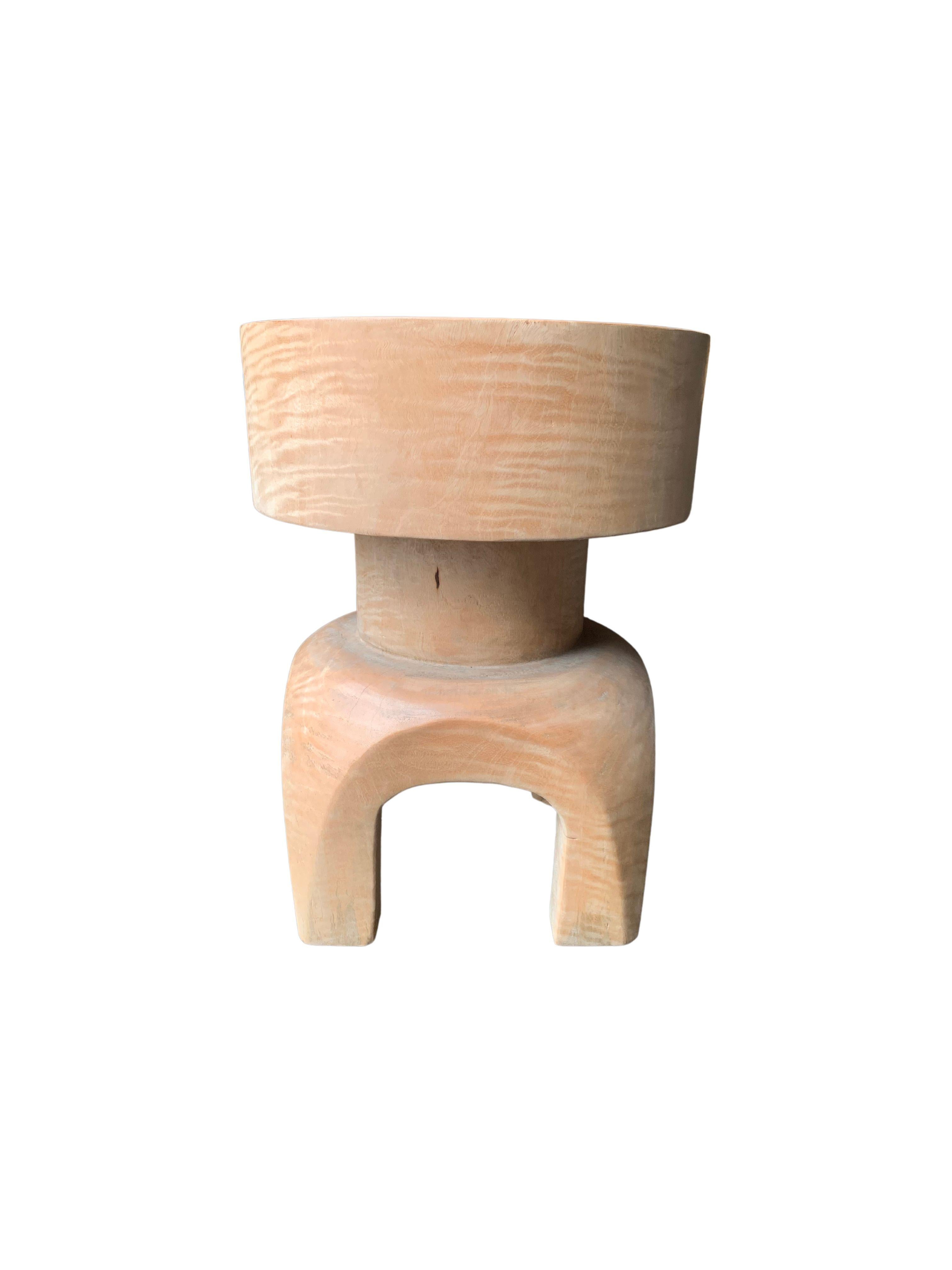 Organique Table sculpturale en bois de Mango massif, pieds organiques modernes et arqués, finition naturelle en vente