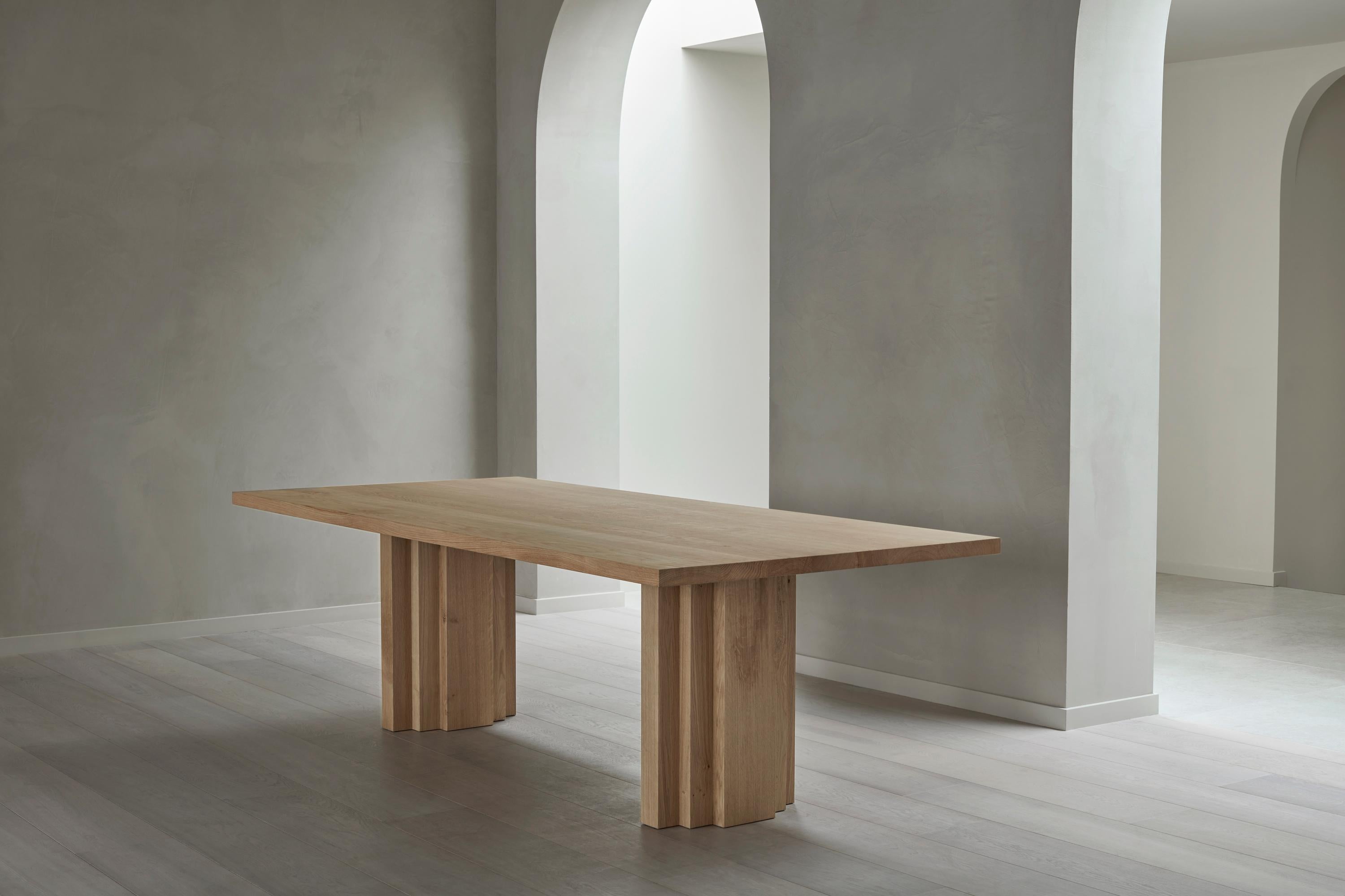 Brutalisme Table de salle à manger sculpturale en chêne massif naturel clair - Brut Slim by Mokko en vente