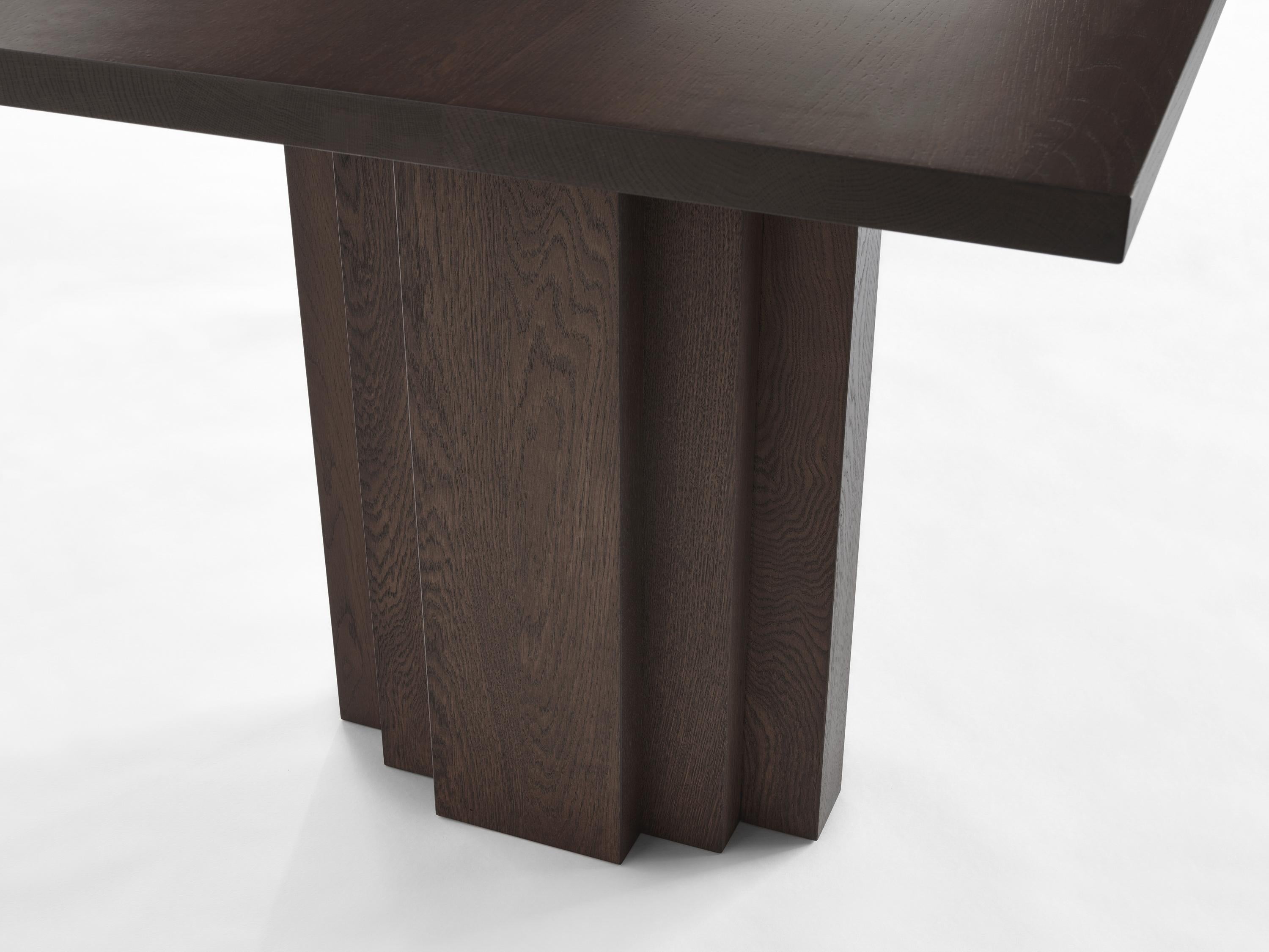 Chêne Table de salle à manger sculpturale en chêne massif naturel clair - Brut Slim by Mokko en vente