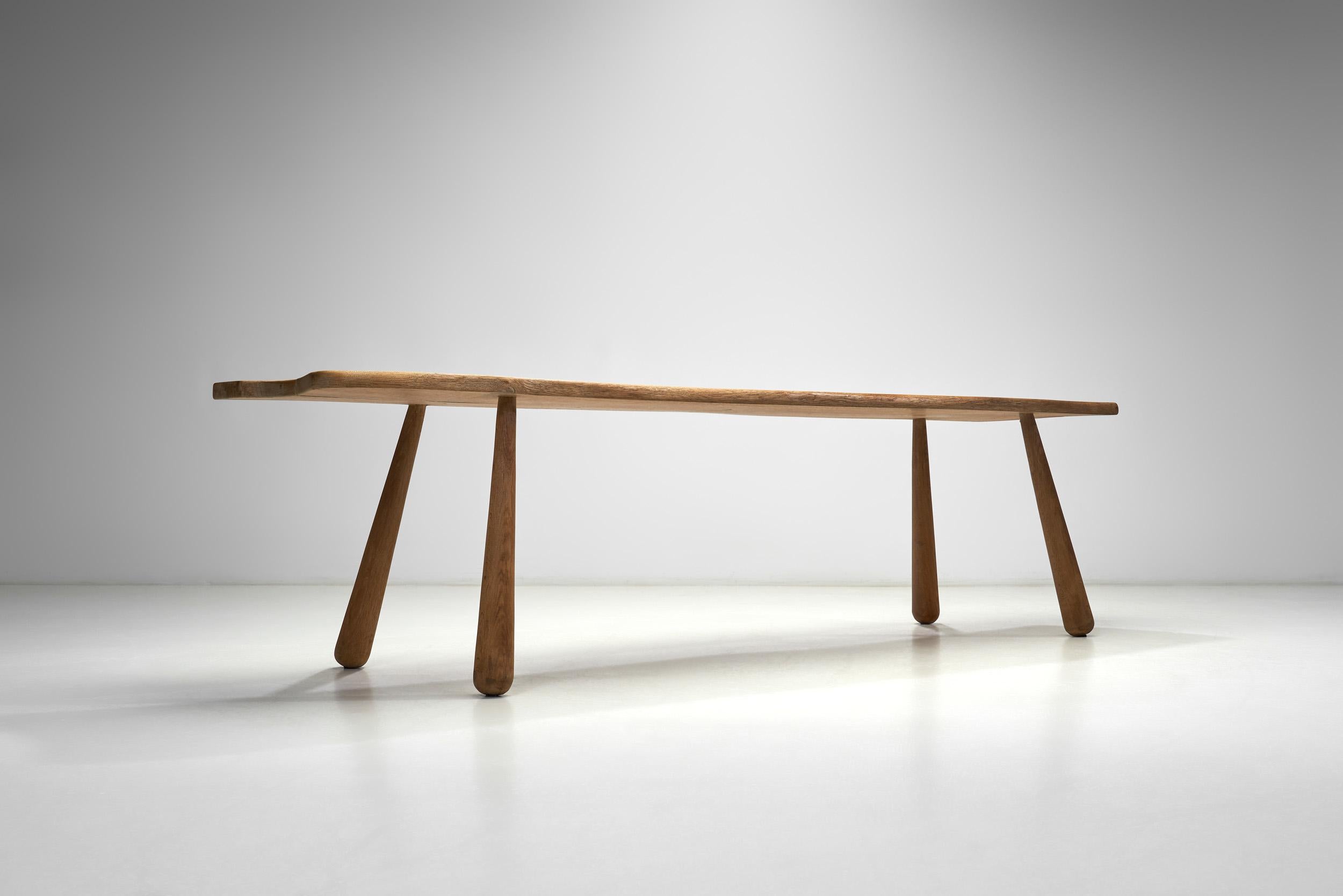 Banc sculptural en chêne massif avec pieds club, Europe 20ème siècle en vente 7