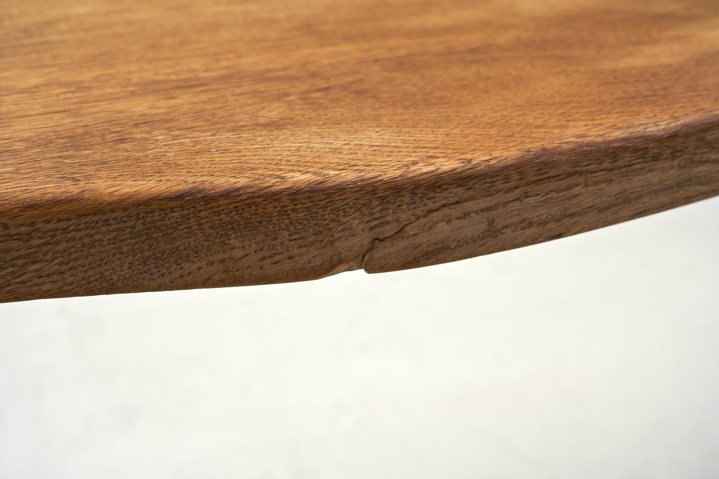 Banc sculptural en chêne massif avec pieds club, Europe 20ème siècle en vente 8