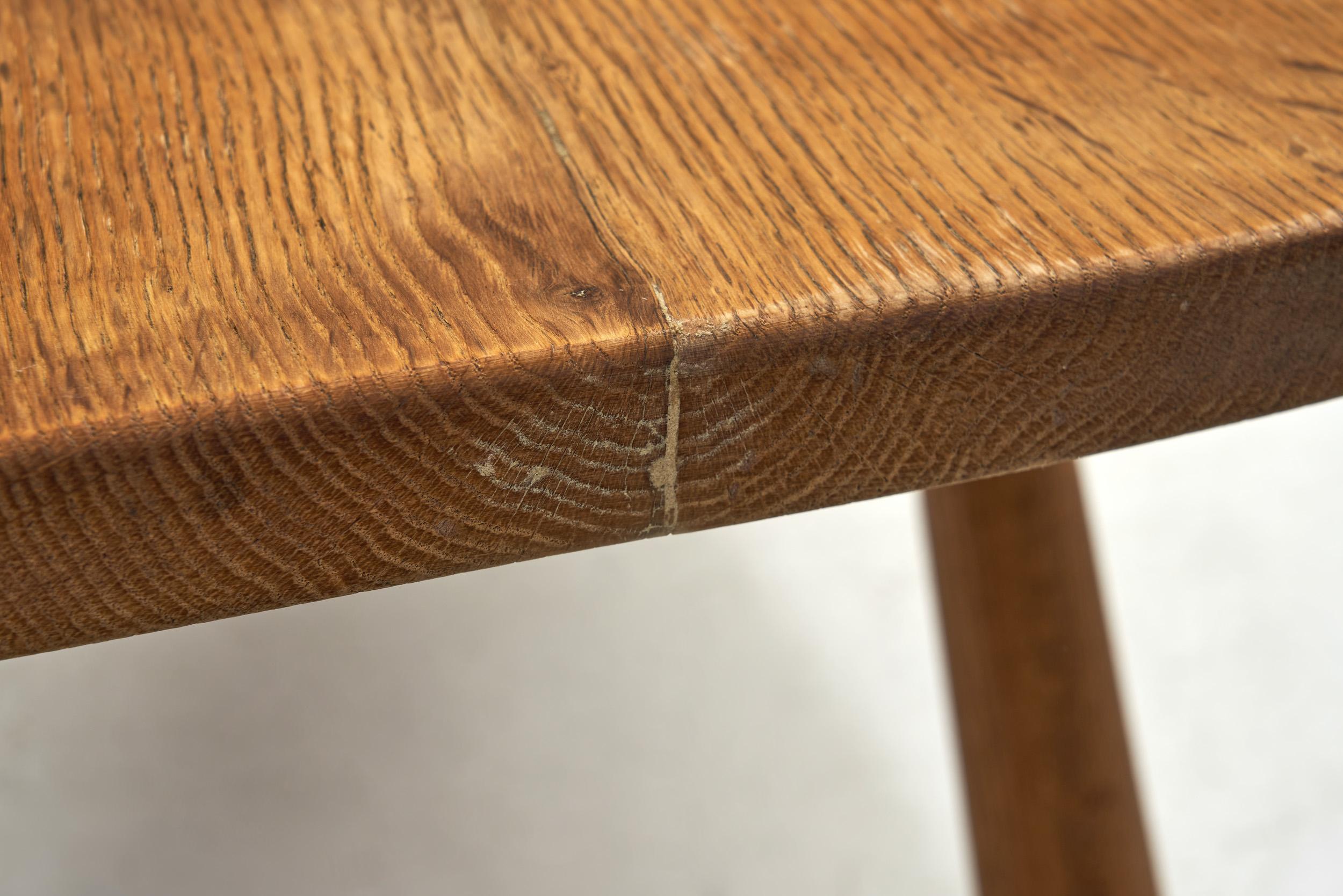 Banc sculptural en chêne massif avec pieds club, Europe 20ème siècle en vente 9