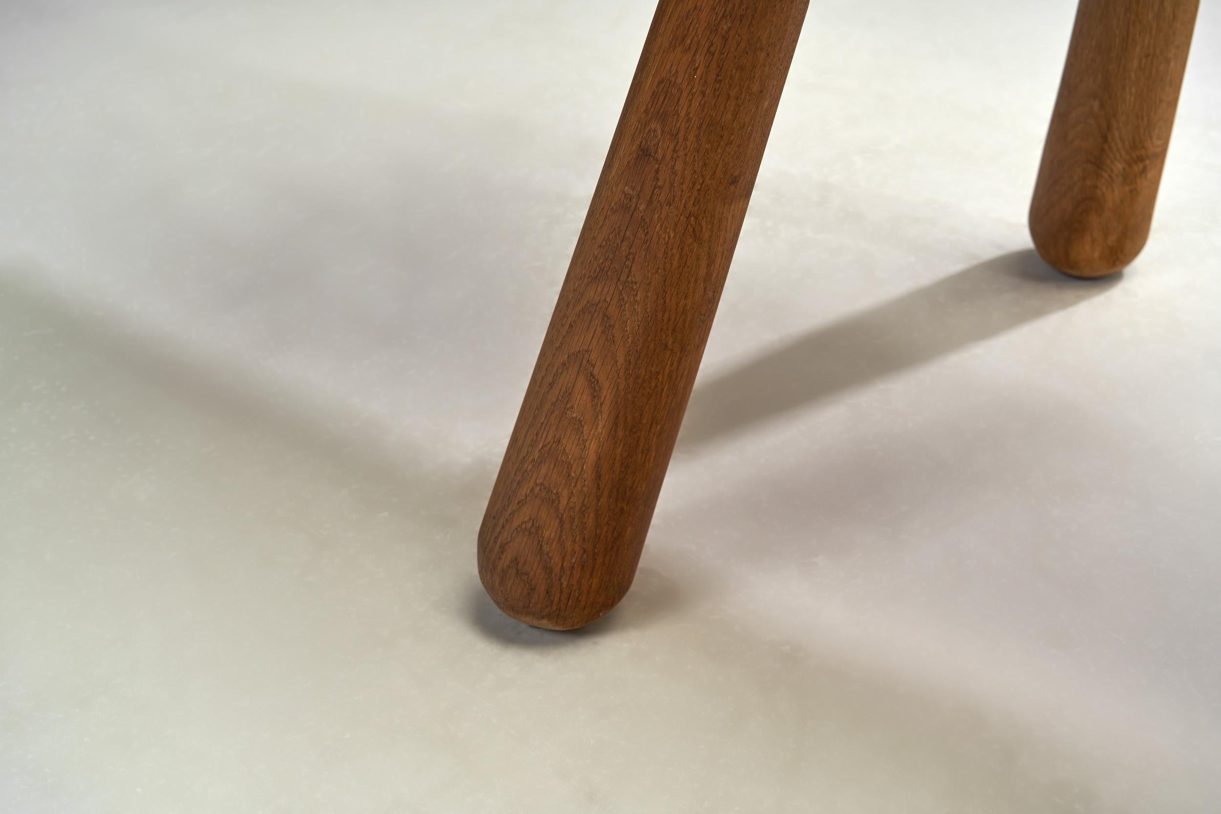 Banc sculptural en chêne massif avec pieds club, Europe 20ème siècle en vente 10